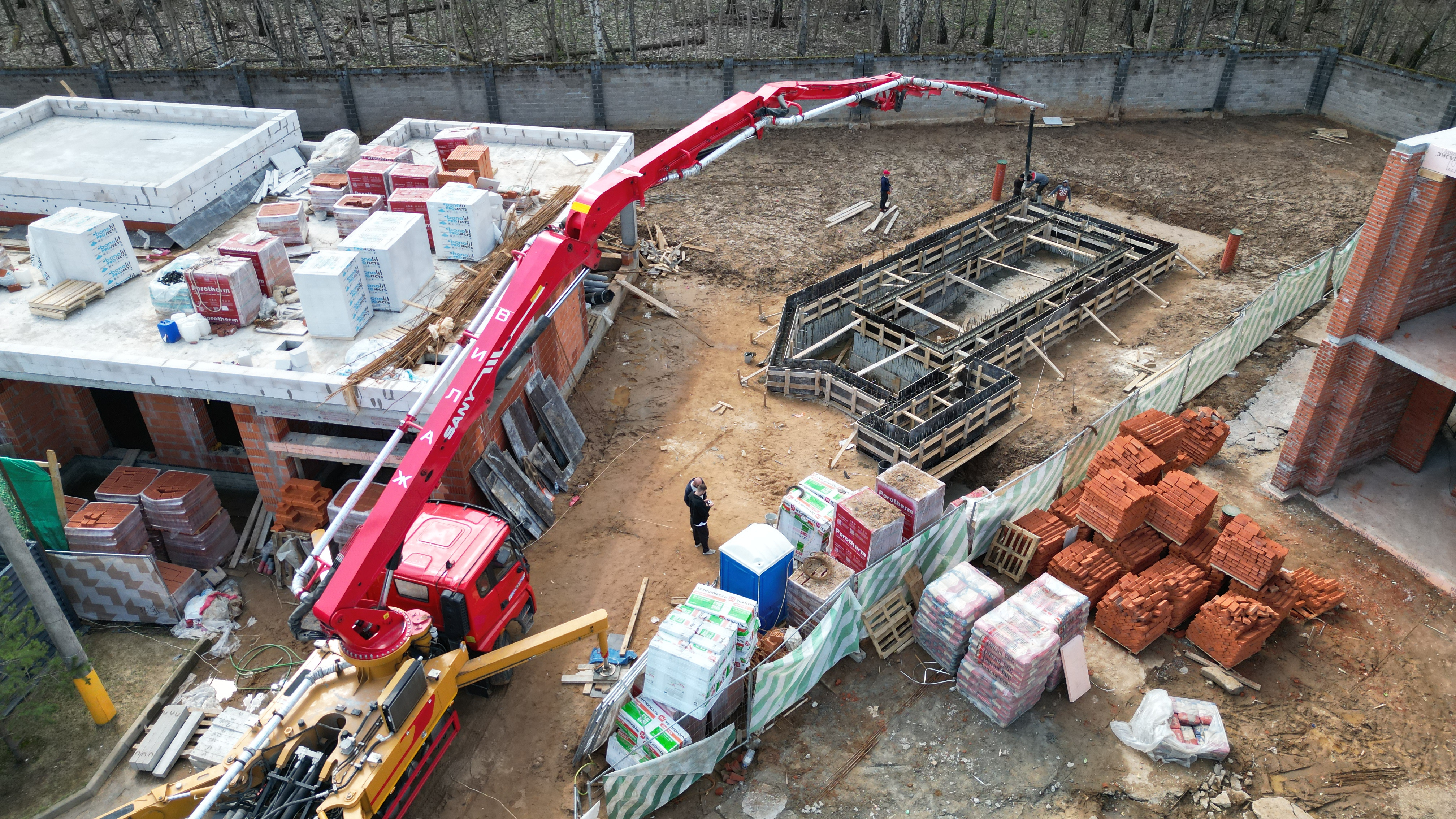 Одноэтажный жилой дом с бассейном и террасой