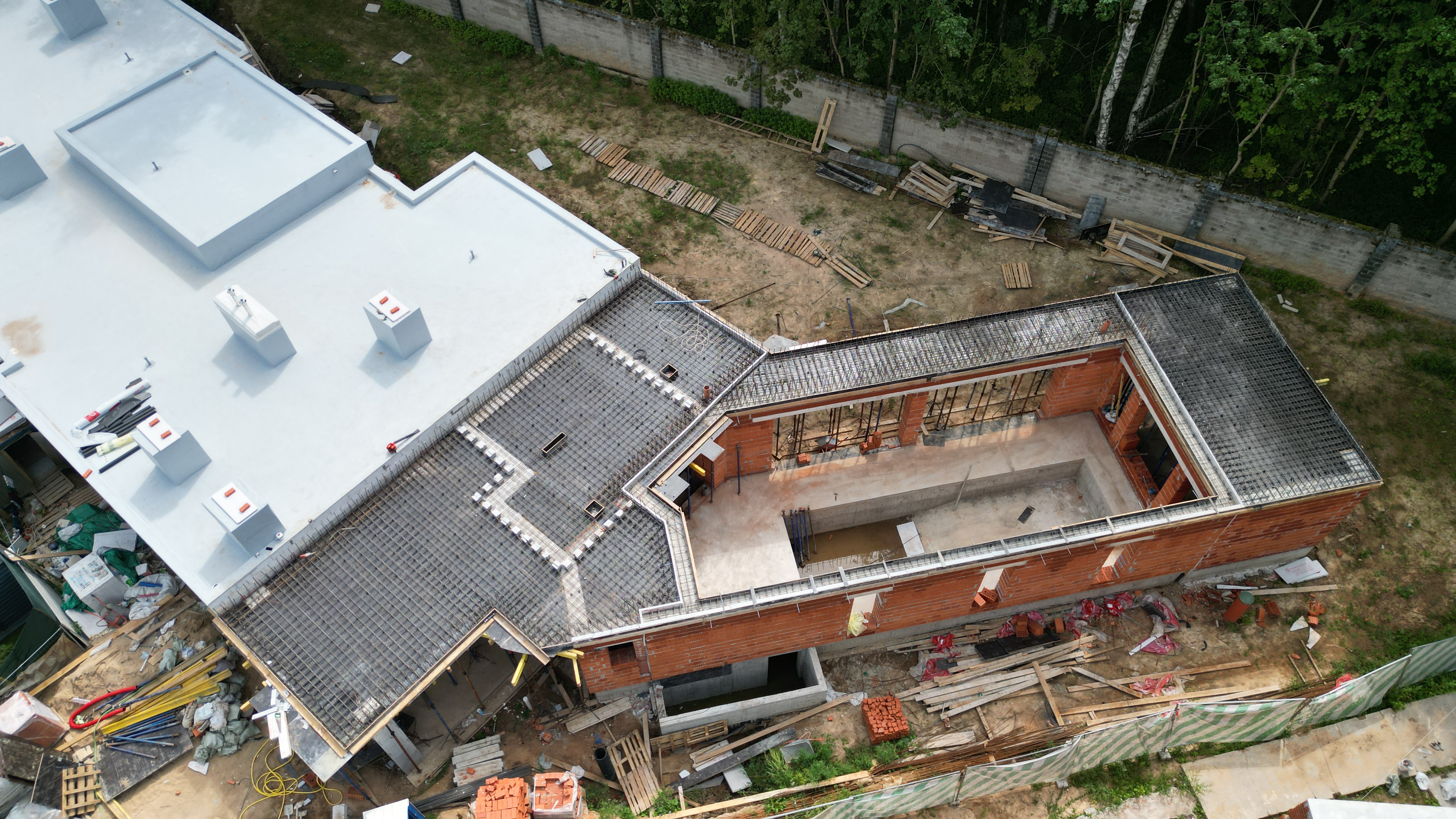 Одноэтажный жилой дом с бассейном и террасой