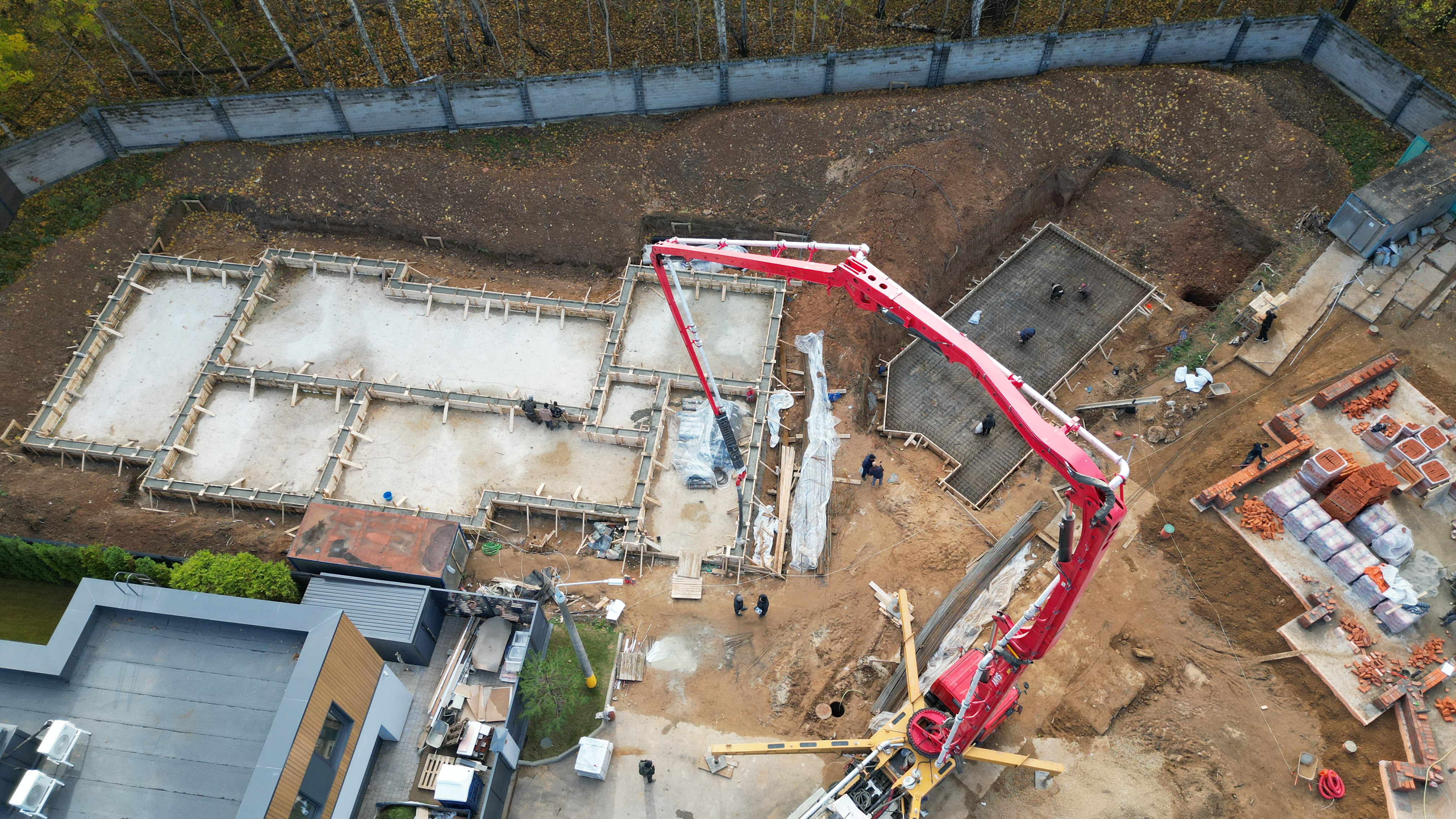 Одноэтажный жилой дом с бассейном и террасой