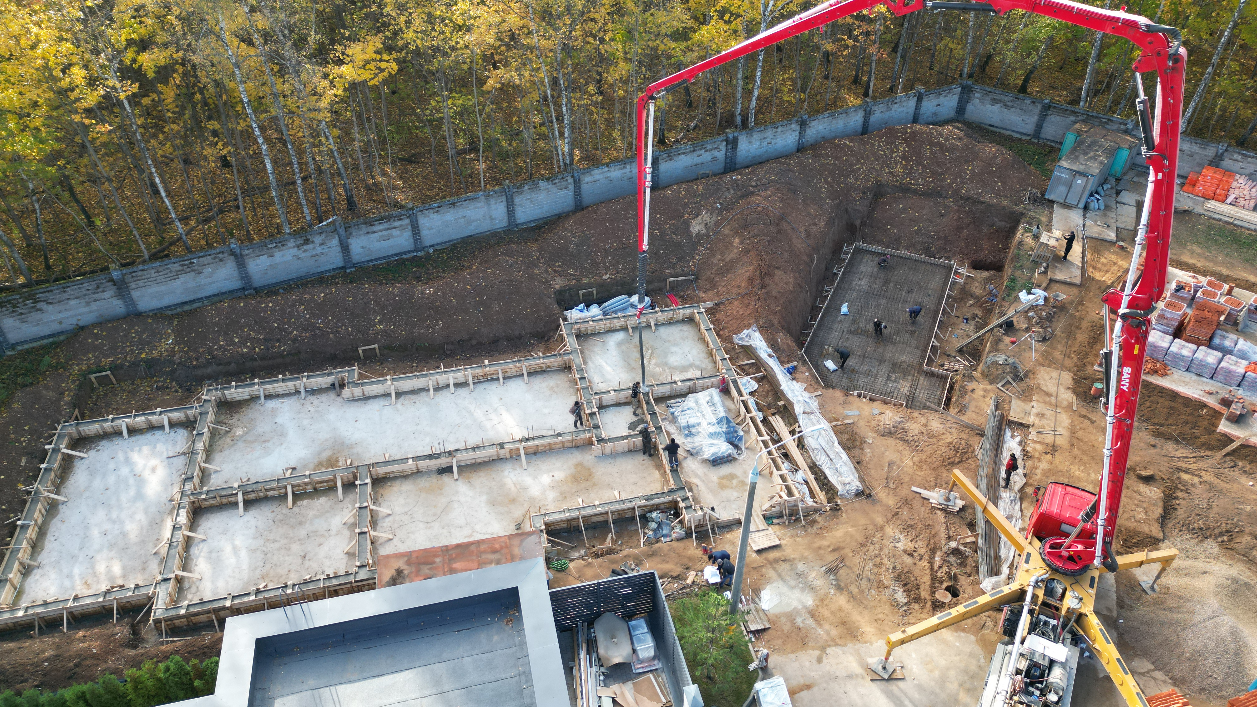 Одноэтажный жилой дом с бассейном и террасой