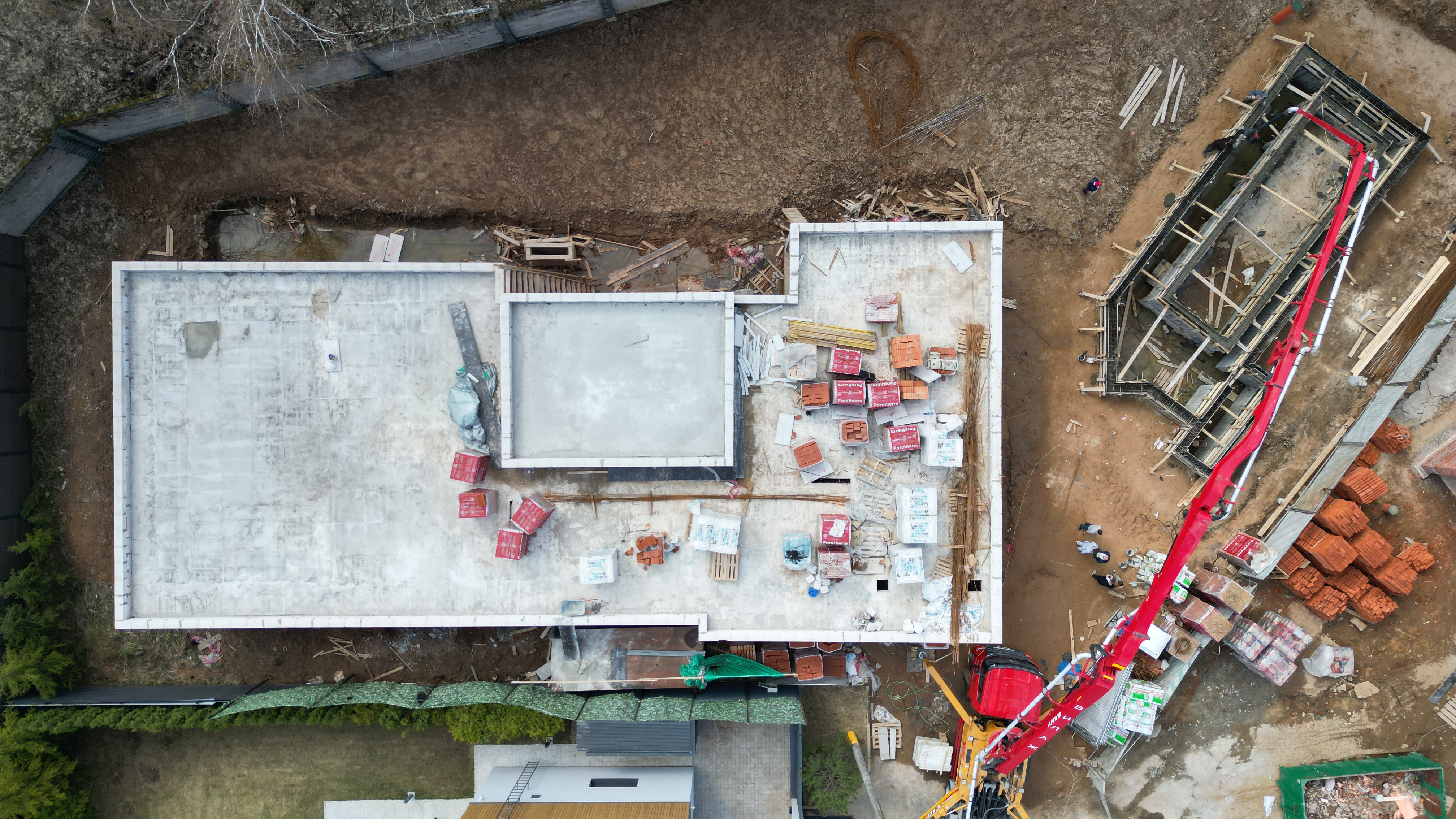 Одноэтажный жилой дом с бассейном и террасой