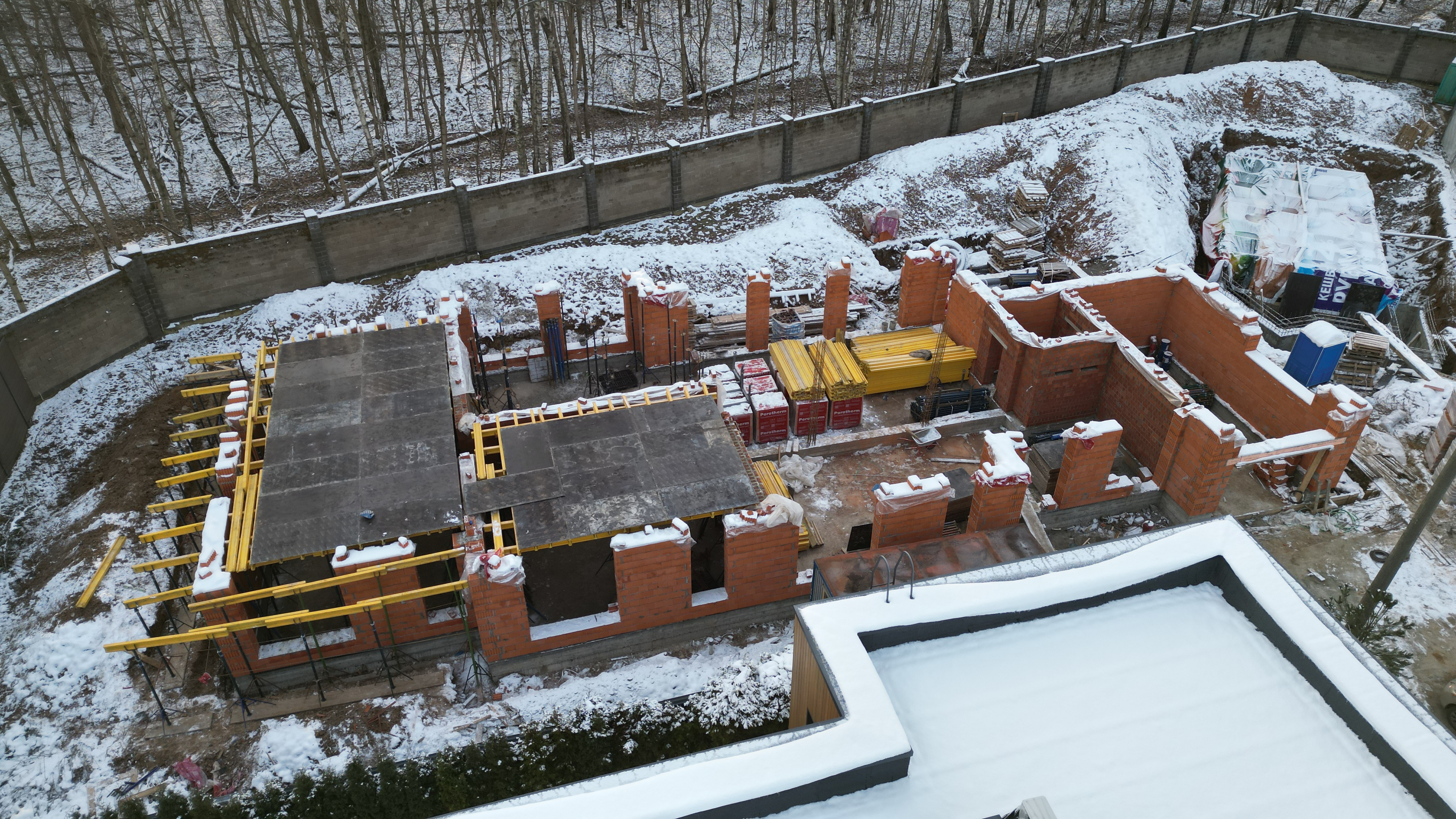 Одноэтажный жилой дом с бассейном и террасой