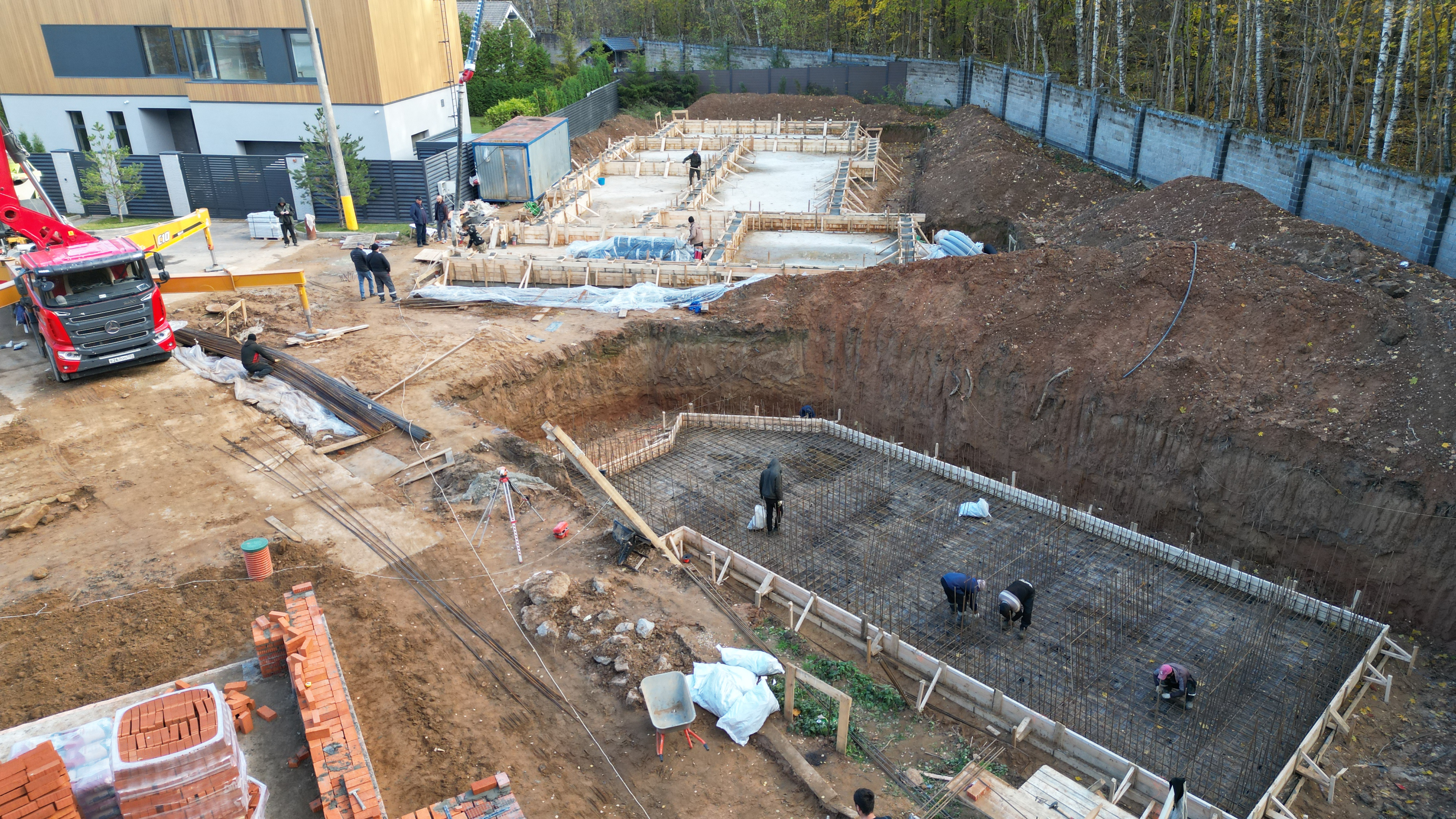 Одноэтажный жилой дом с бассейном и террасой