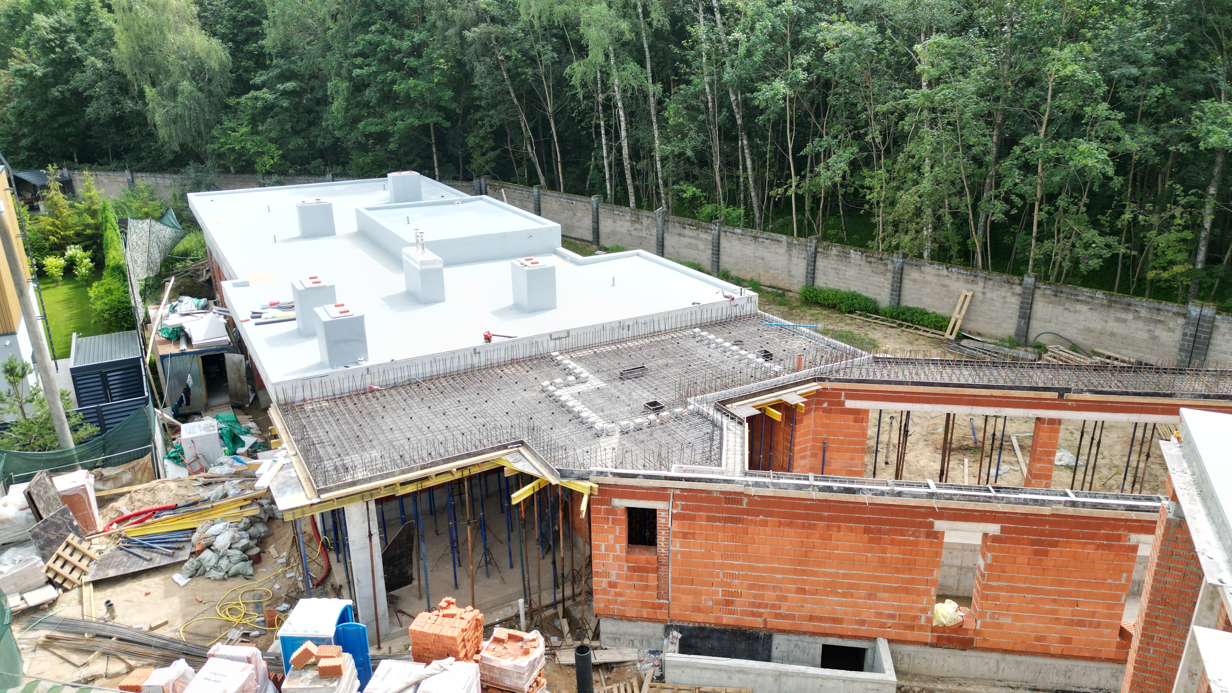 Одноэтажный жилой дом с бассейном и террасой