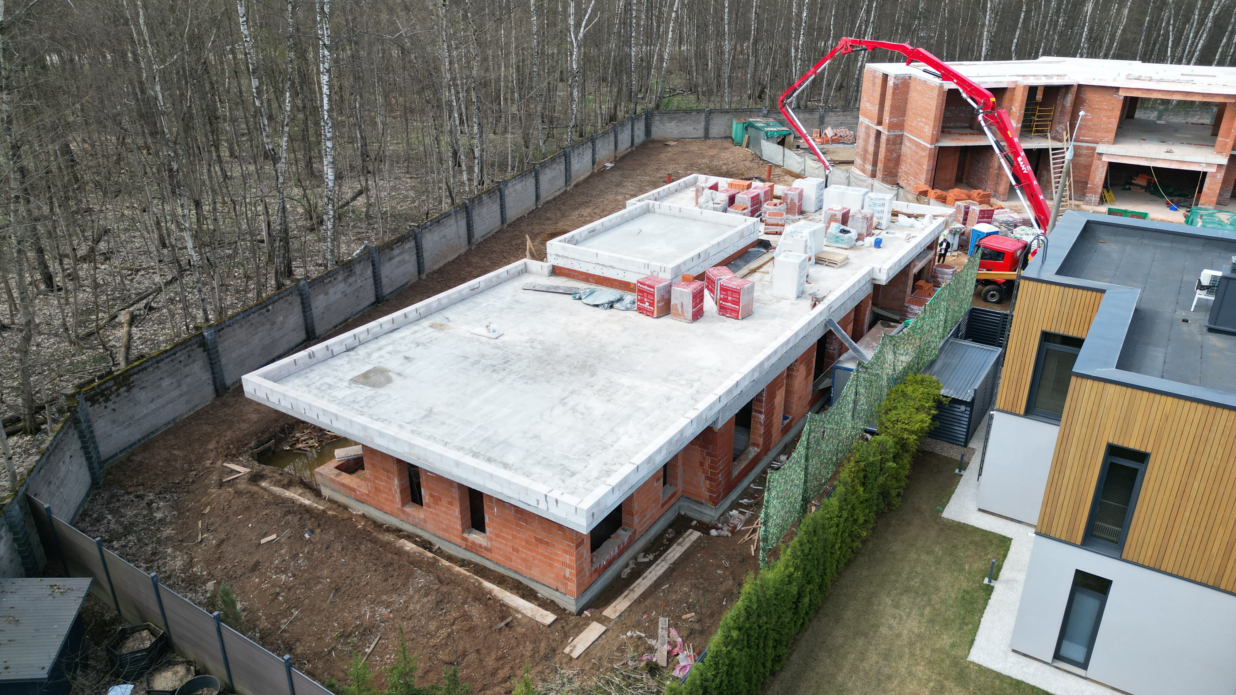 Одноэтажный жилой дом с бассейном и террасой