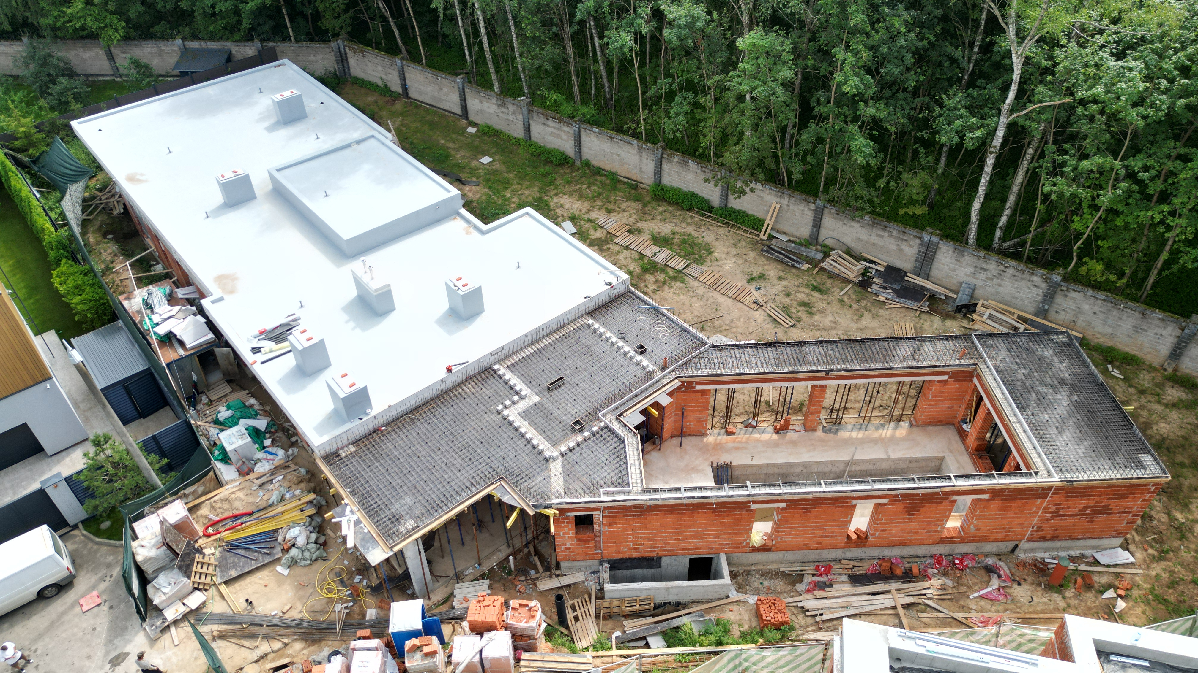 Одноэтажный жилой дом с бассейном и террасой