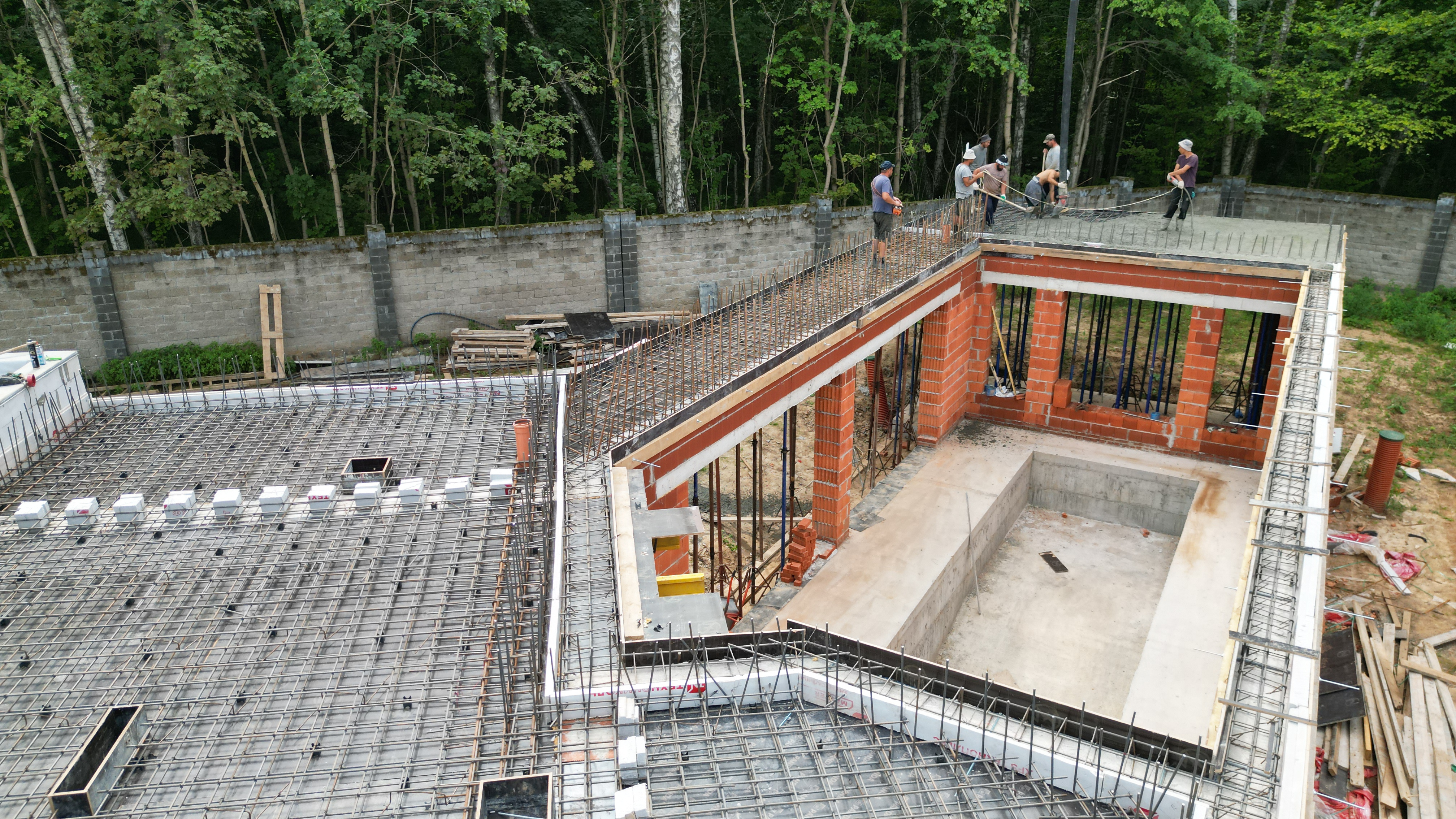 Одноэтажный жилой дом с бассейном и террасой