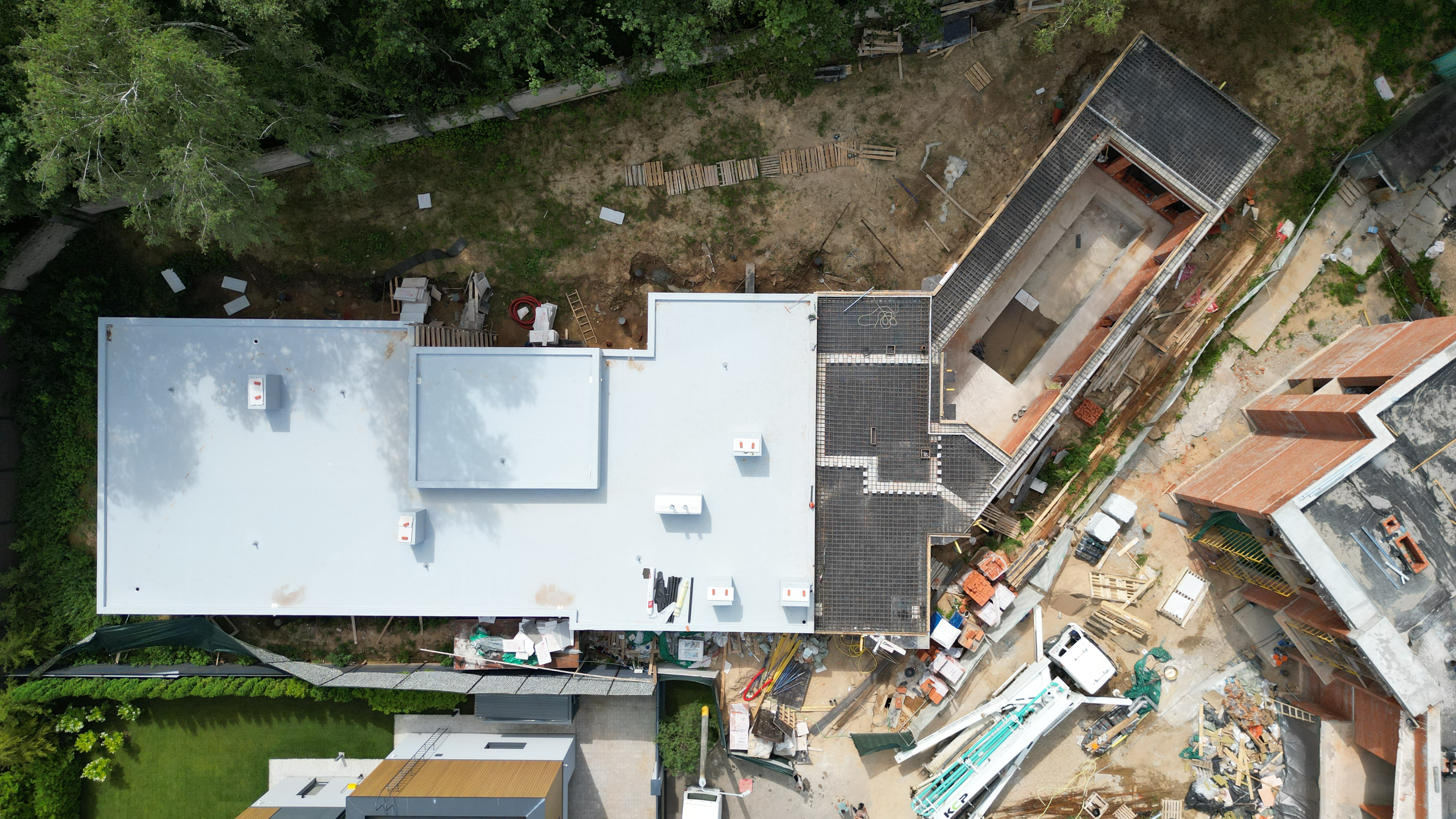 Одноэтажный жилой дом с бассейном и террасой