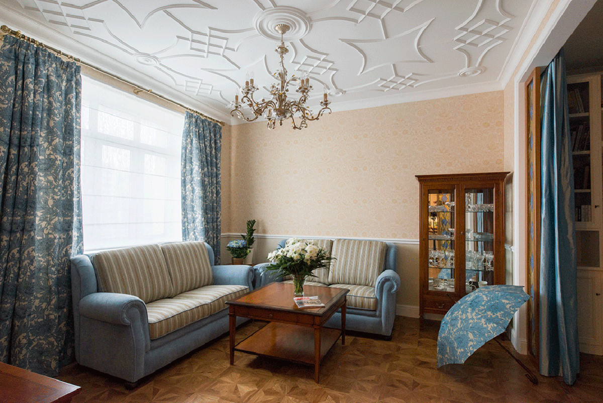 Обложка статьи: Дизайн потолка в зале