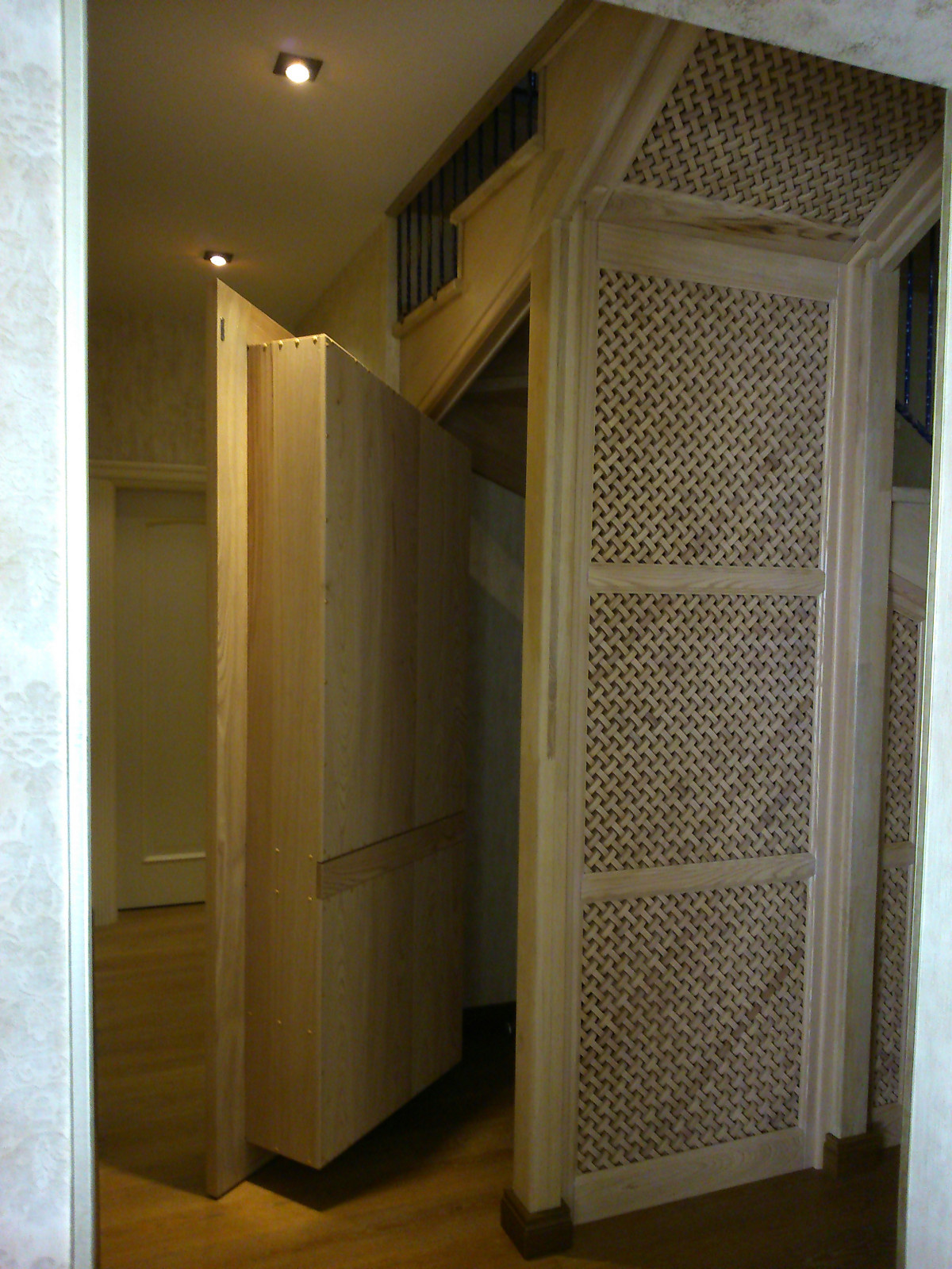 Потайной шкаф под лестницей