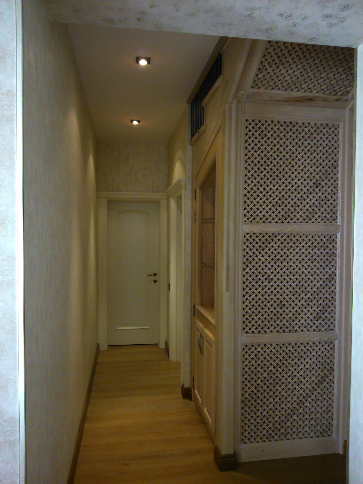 Потайной шкаф под лестницей