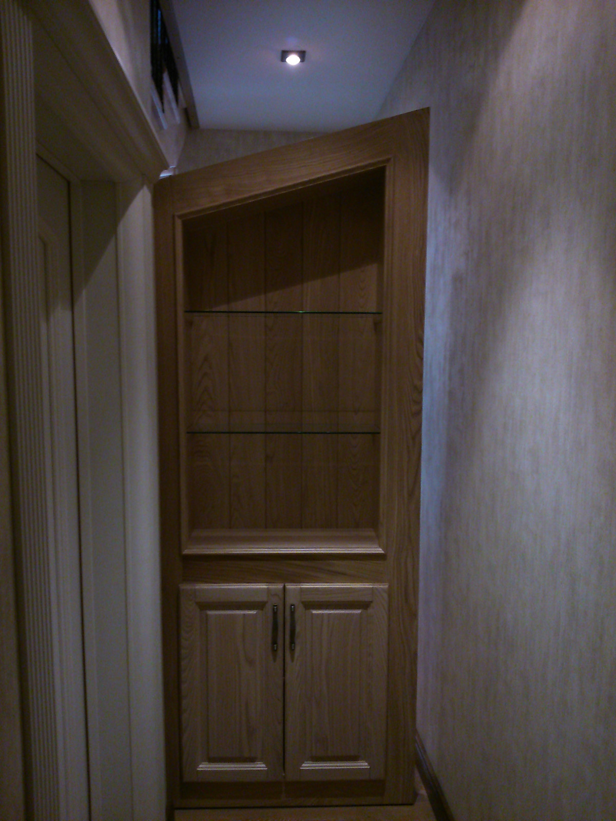 Потайной шкаф под лестницей