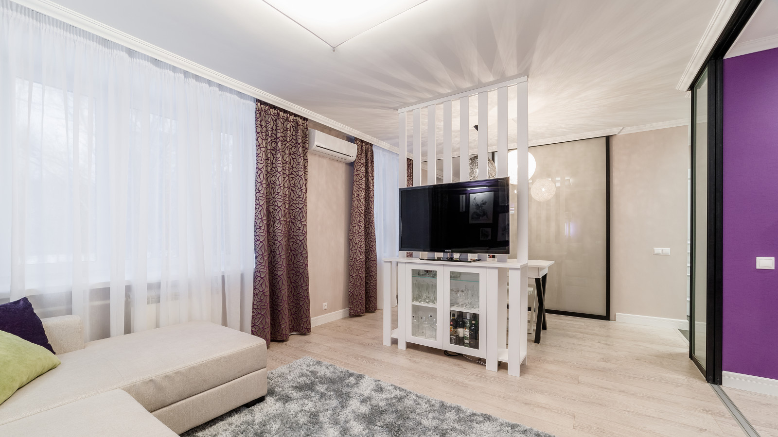 Глубокий винный цвет в интерьере стандартной двушки