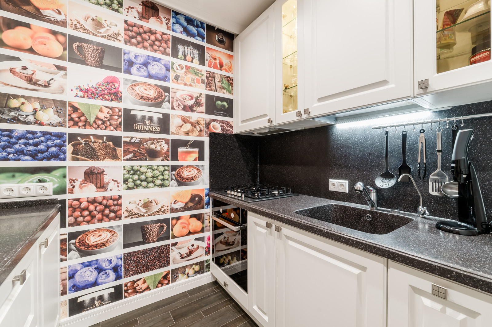 Глубокий винный цвет в интерьере стандартной двушки