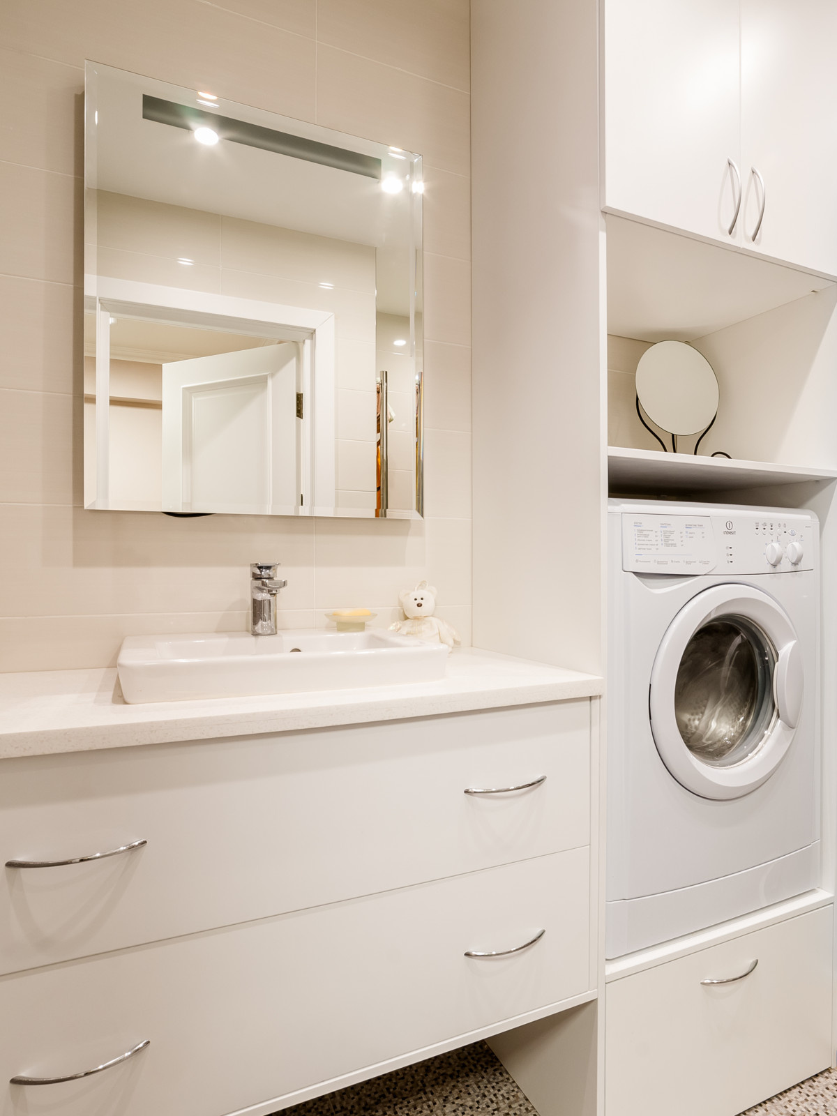 Глубокий винный цвет в интерьере стандартной двушки