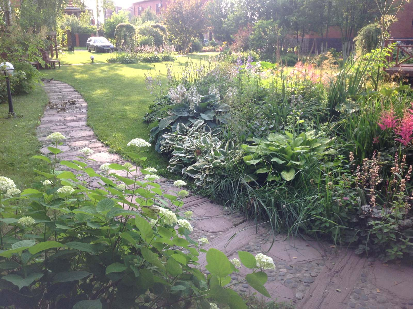 Сад с водоемом и террасой