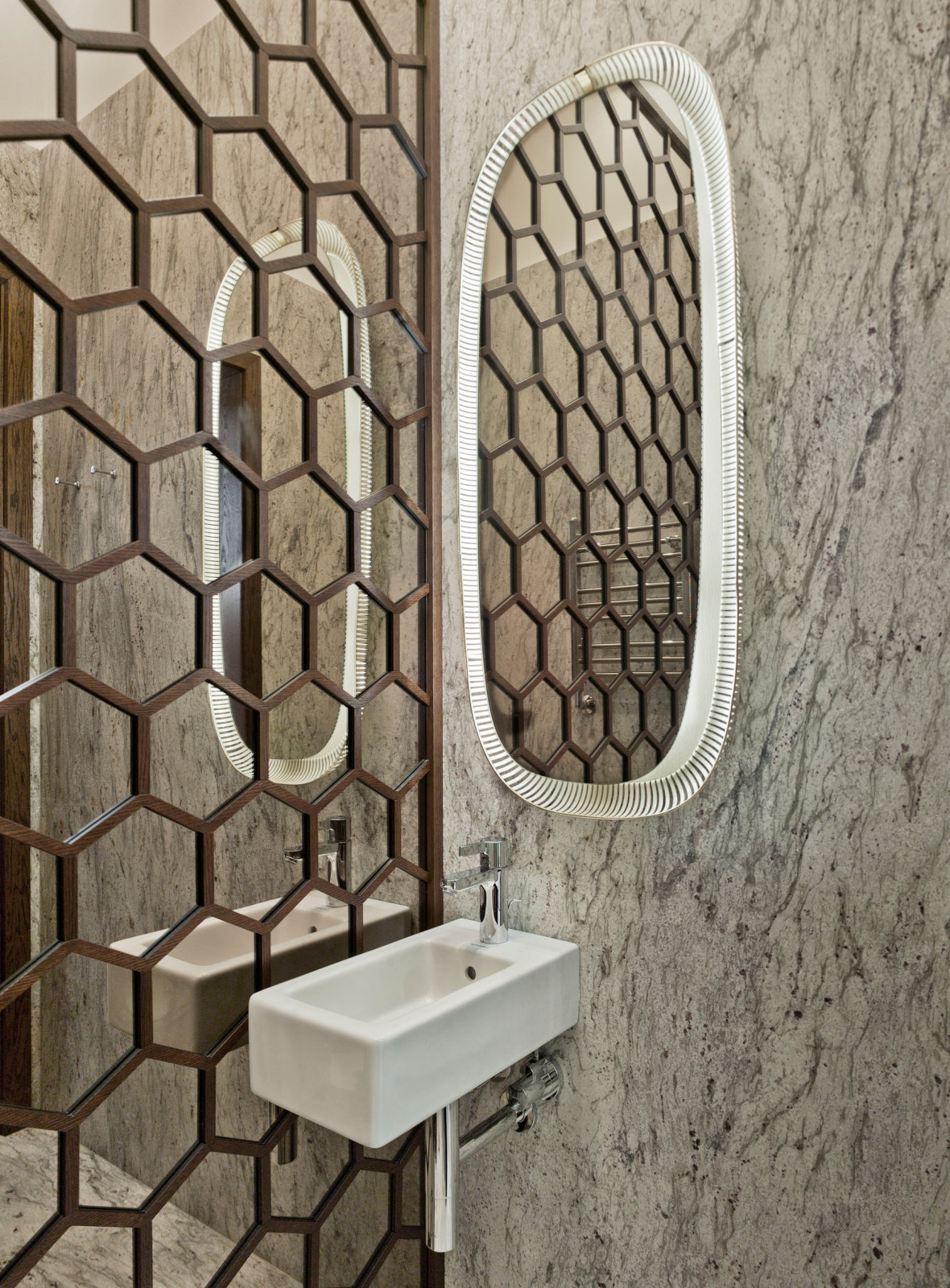 Дом-Питон в в коттеджном поселке «Никольская Слобода» по Новорижскому шоссе.