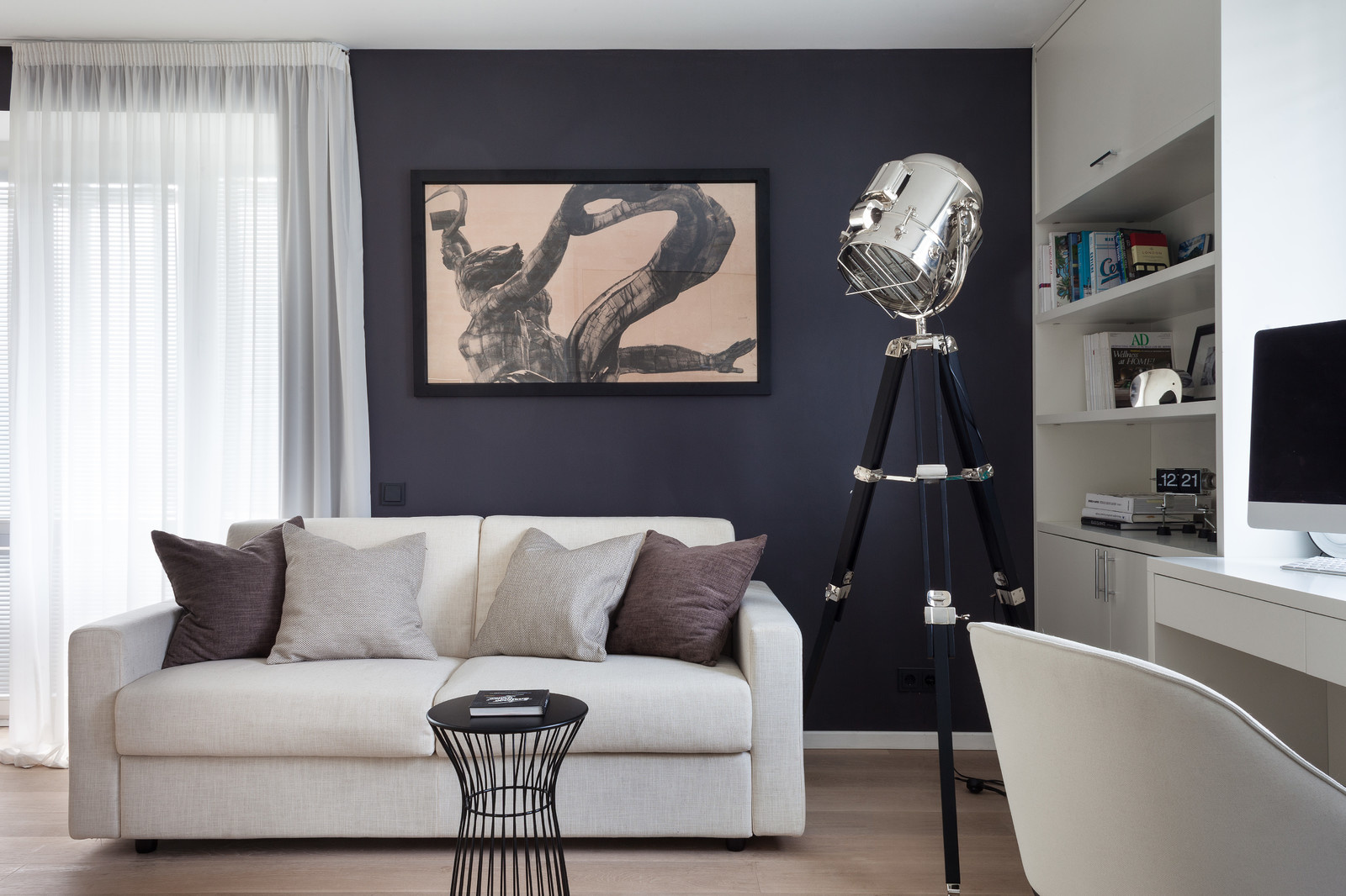 Много света