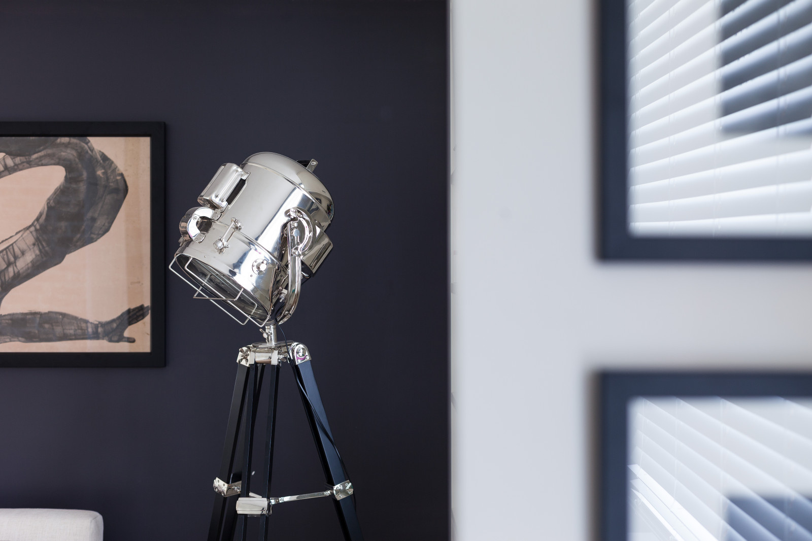 Много света