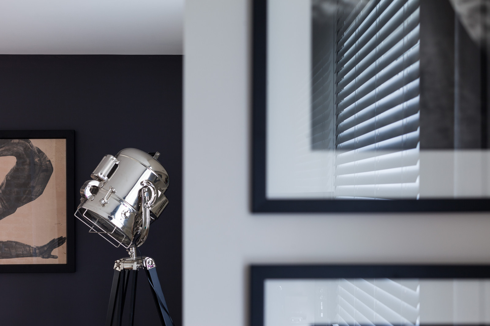 Много света