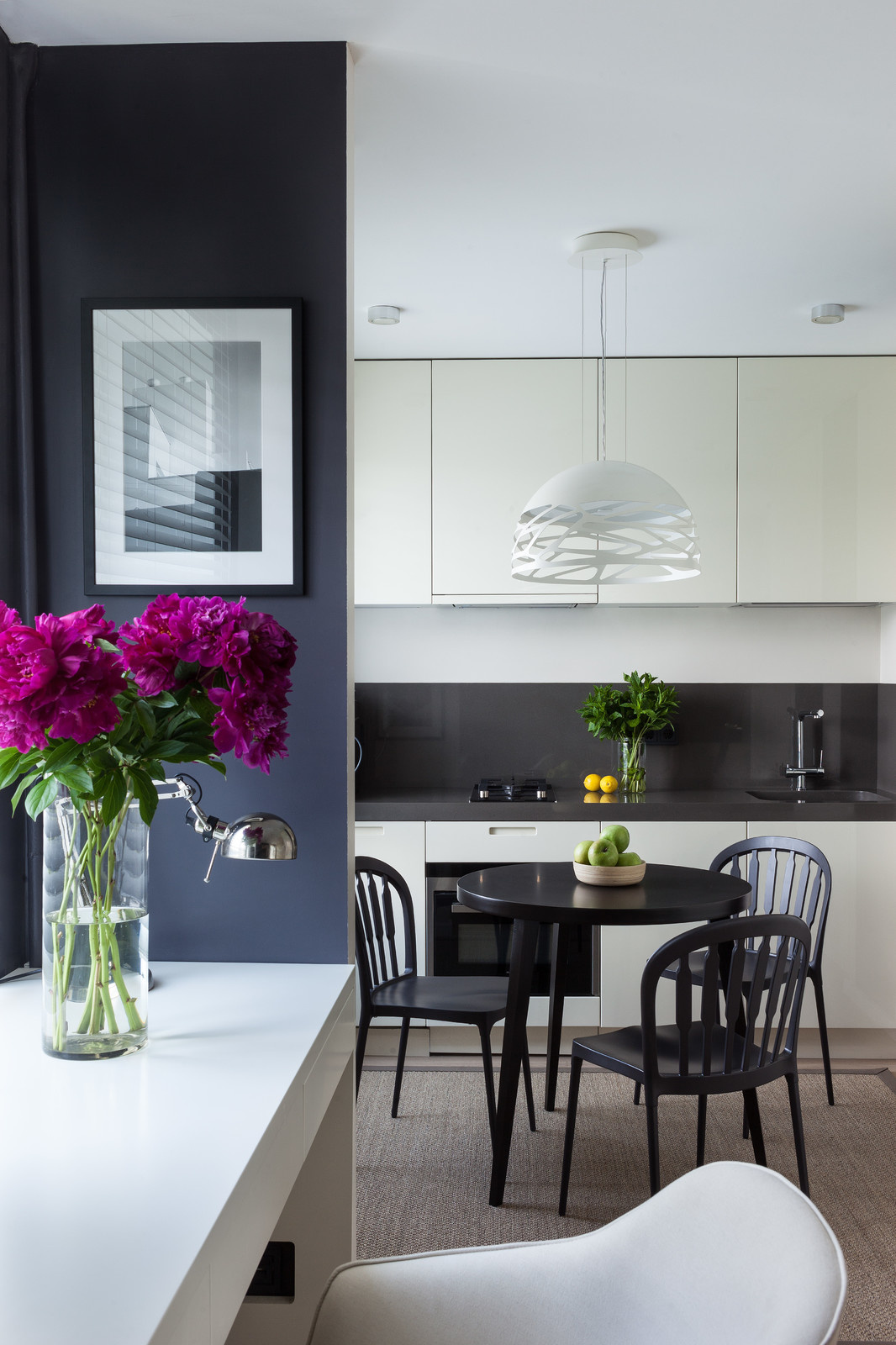 Много света