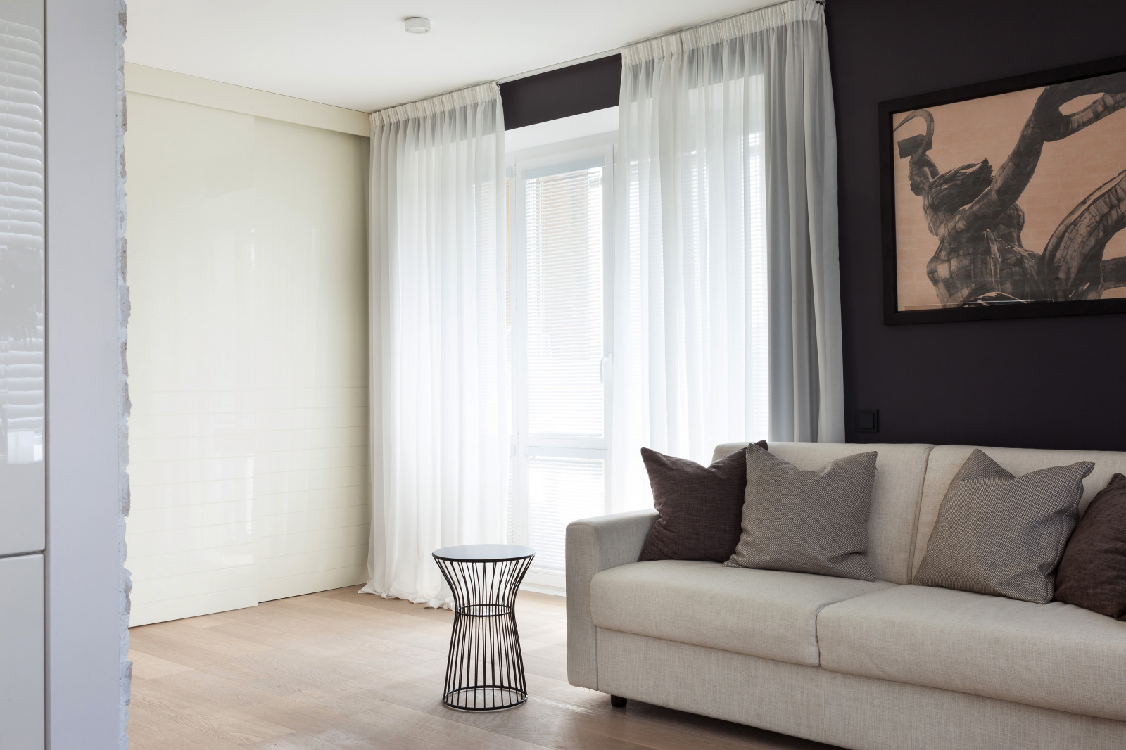 Много света