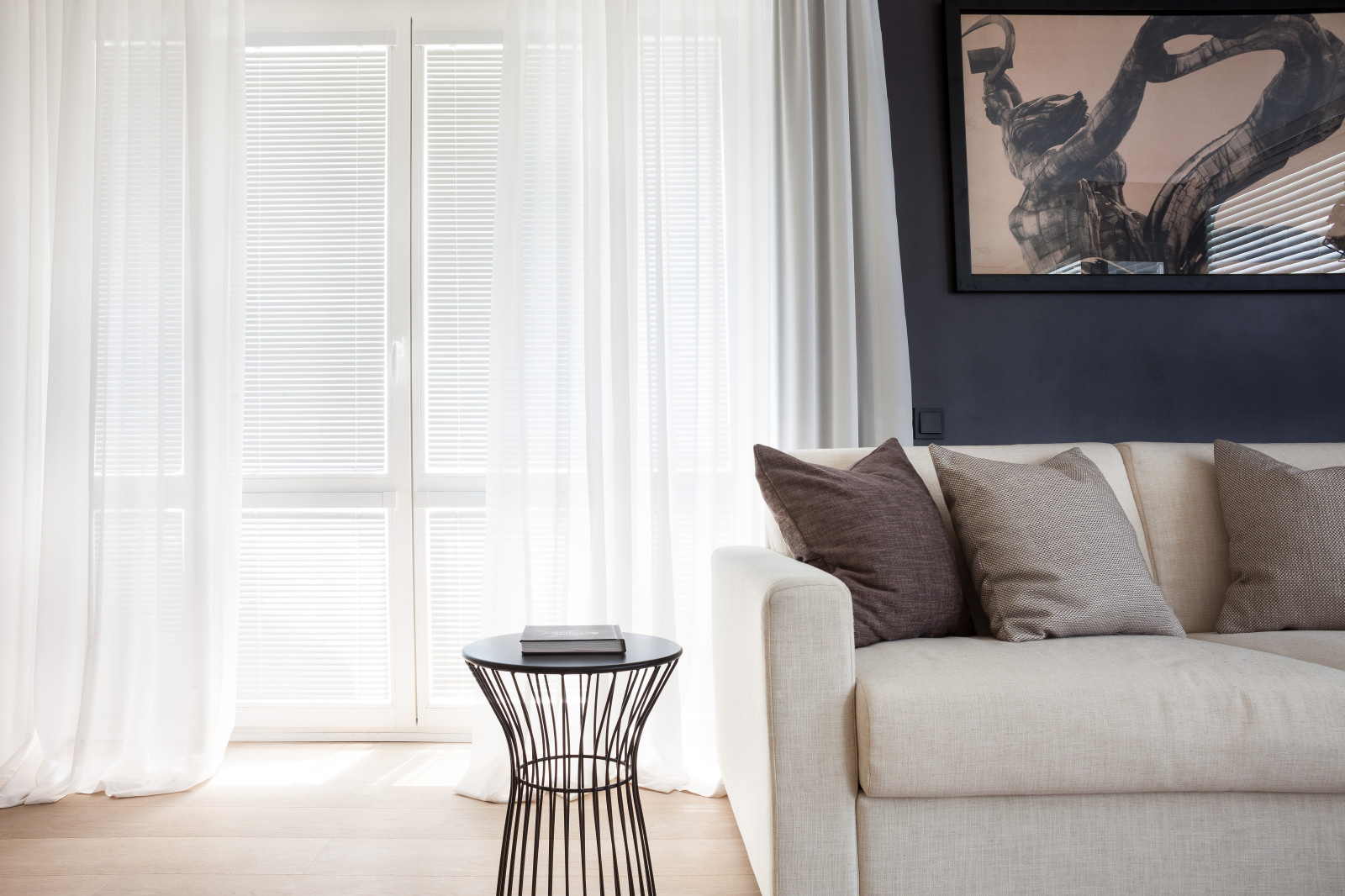 Много света