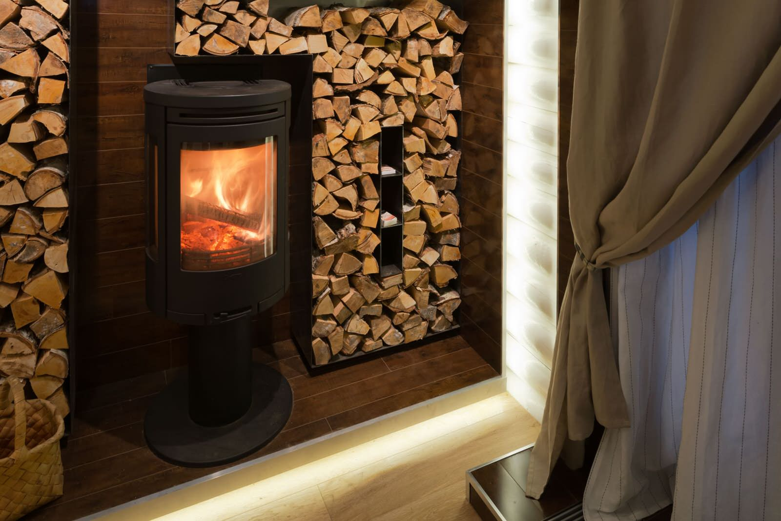 Проект недели: Кухня-гостиная с минимализмом и дровами