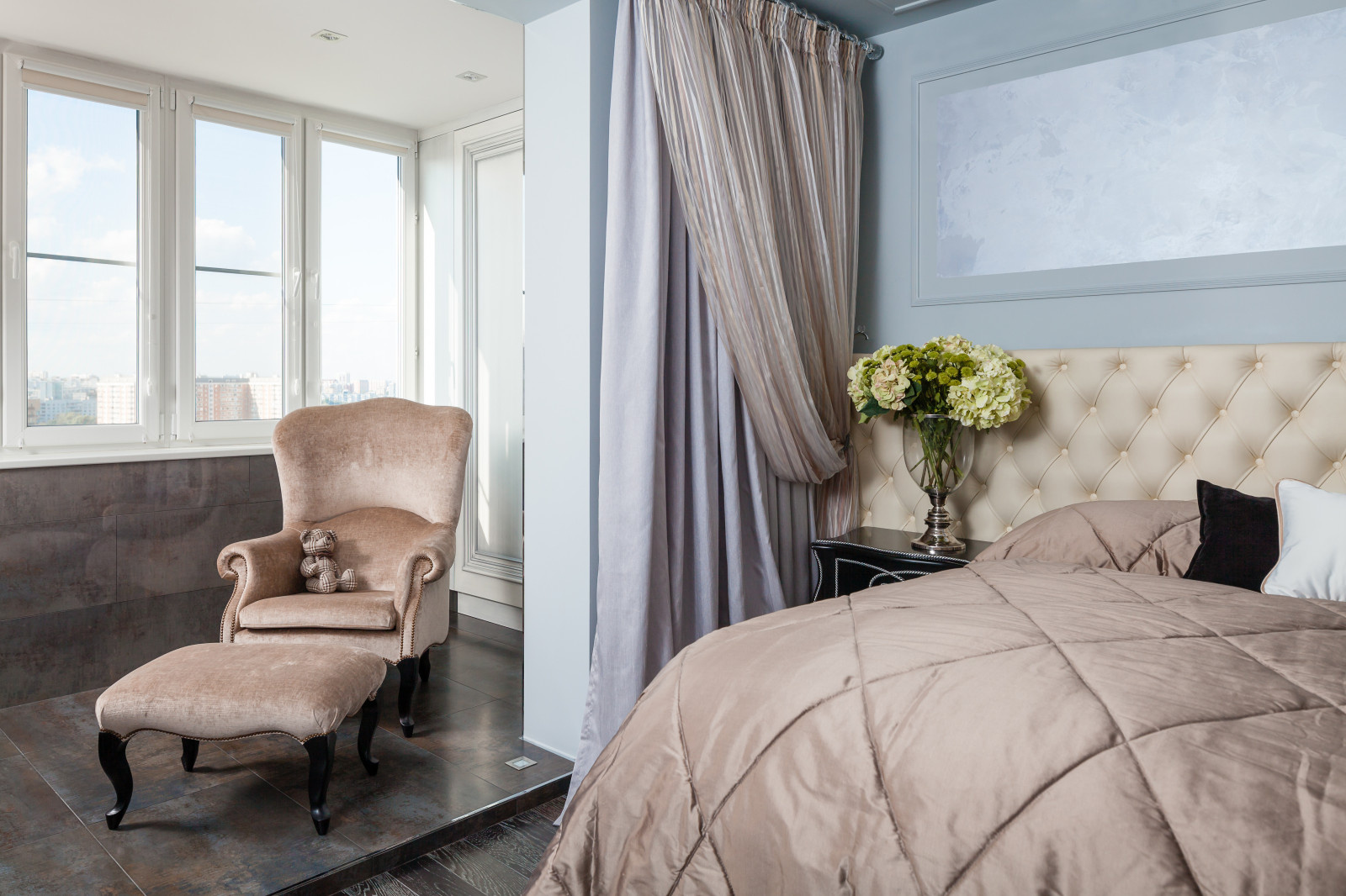 Квартира с гипсовым барельефом