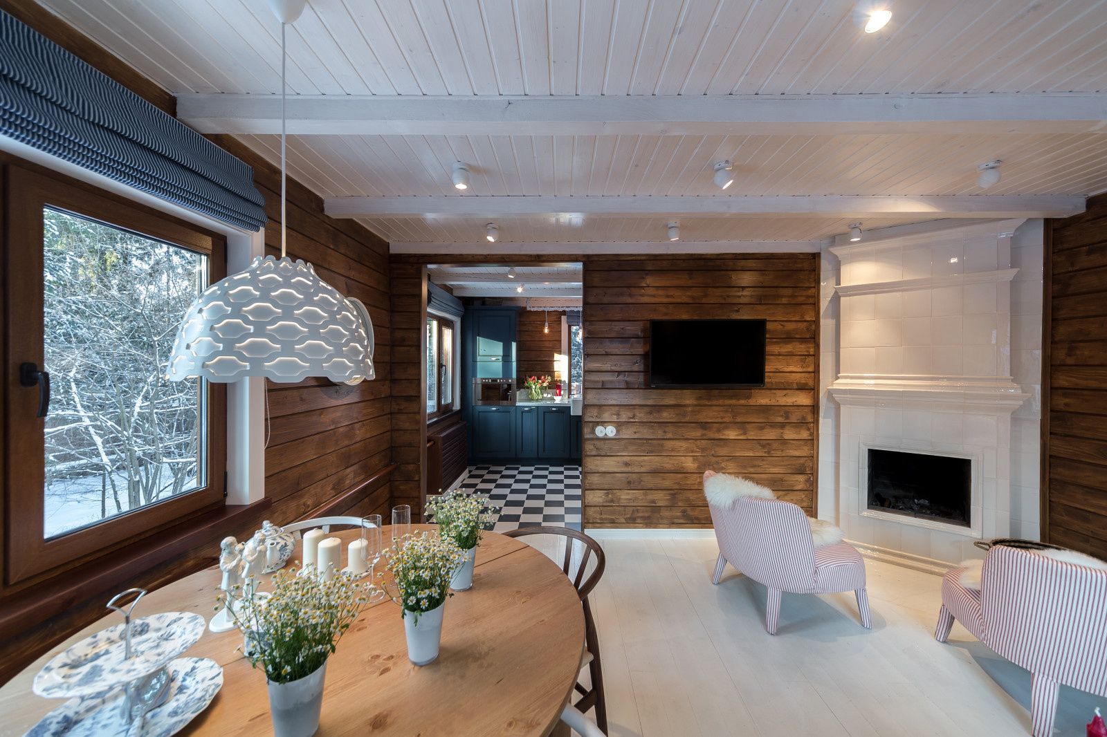 Дачный ответ: "Синяя кухня у белого камина"