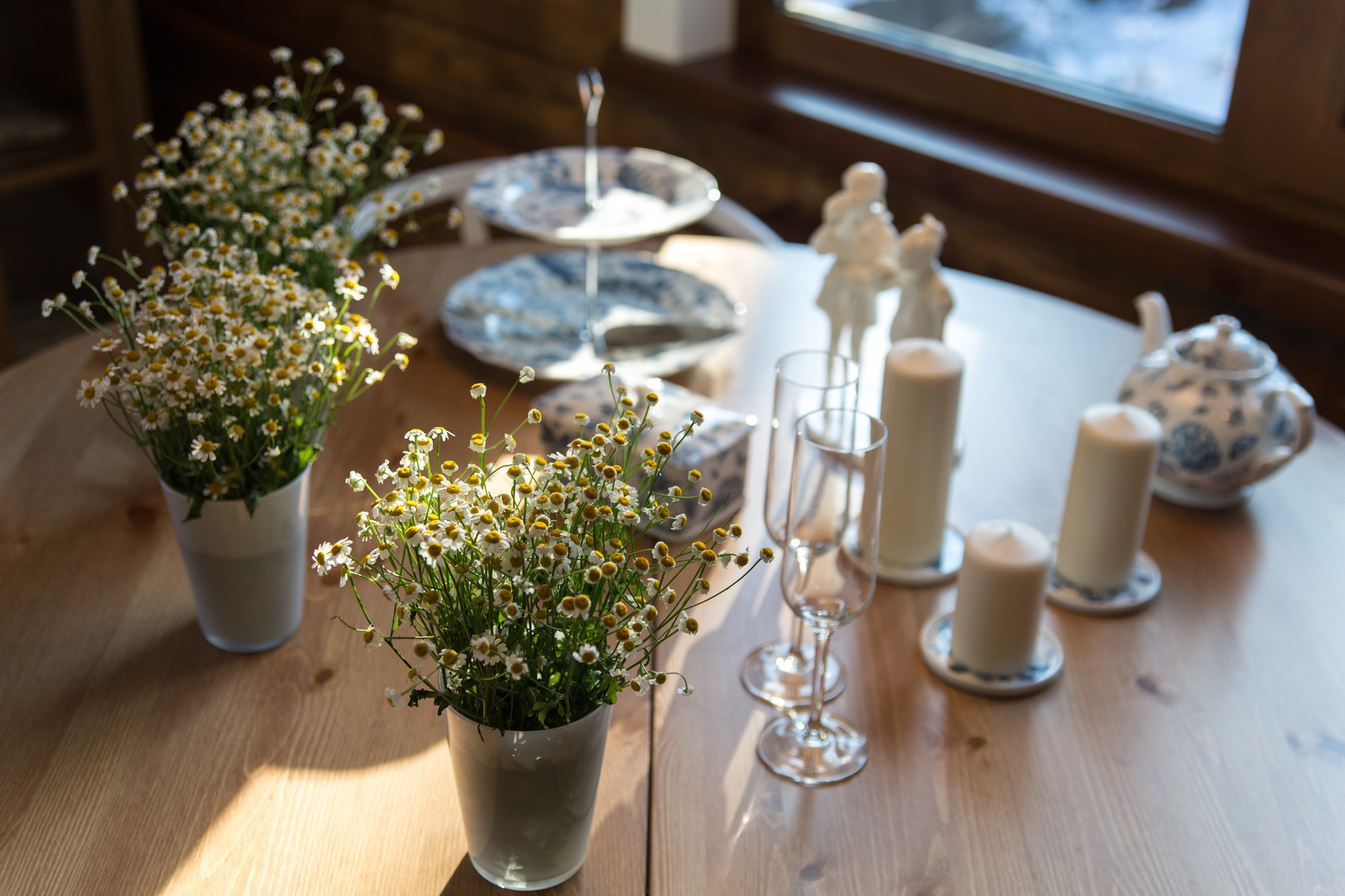 Дачный ответ: "Синяя кухня у белого камина"