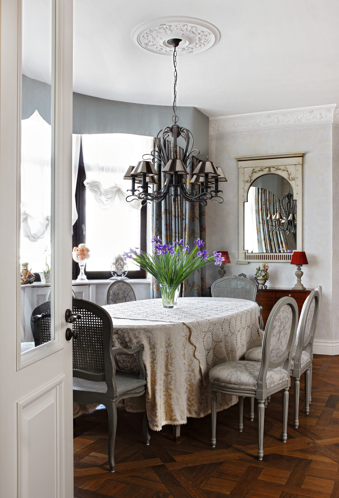 Обложка альбома: столовая