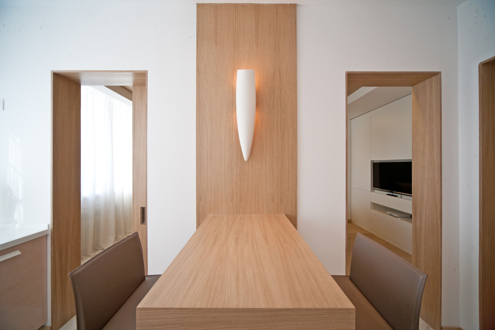 Кухня-столовая с шишками