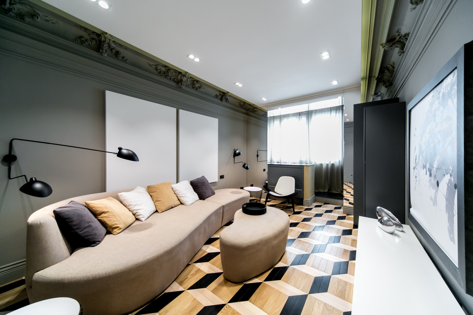 Гостиная с холстами