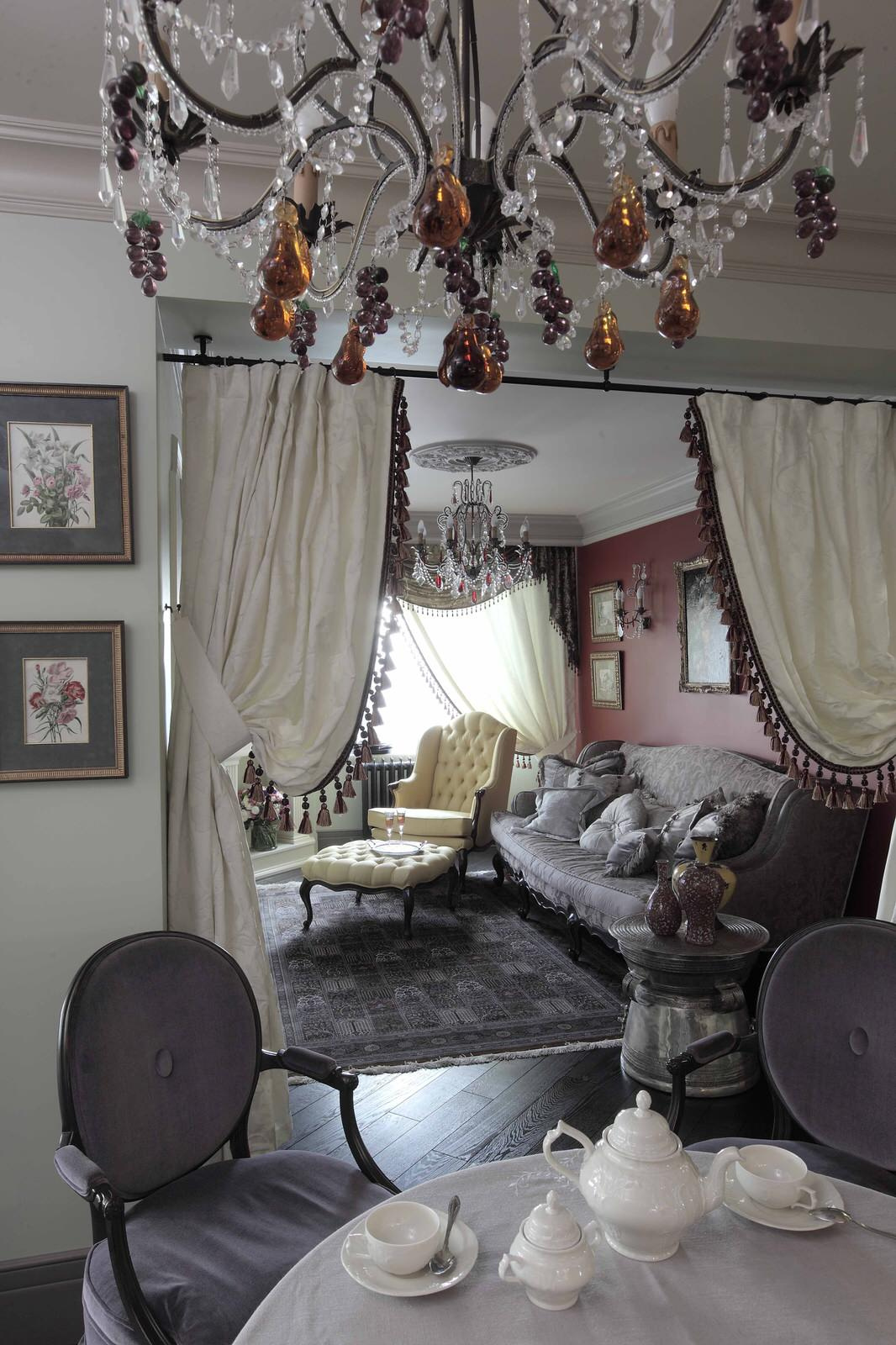 Квартира в классическом стиле. Сложная отделка, ручная роспись стен