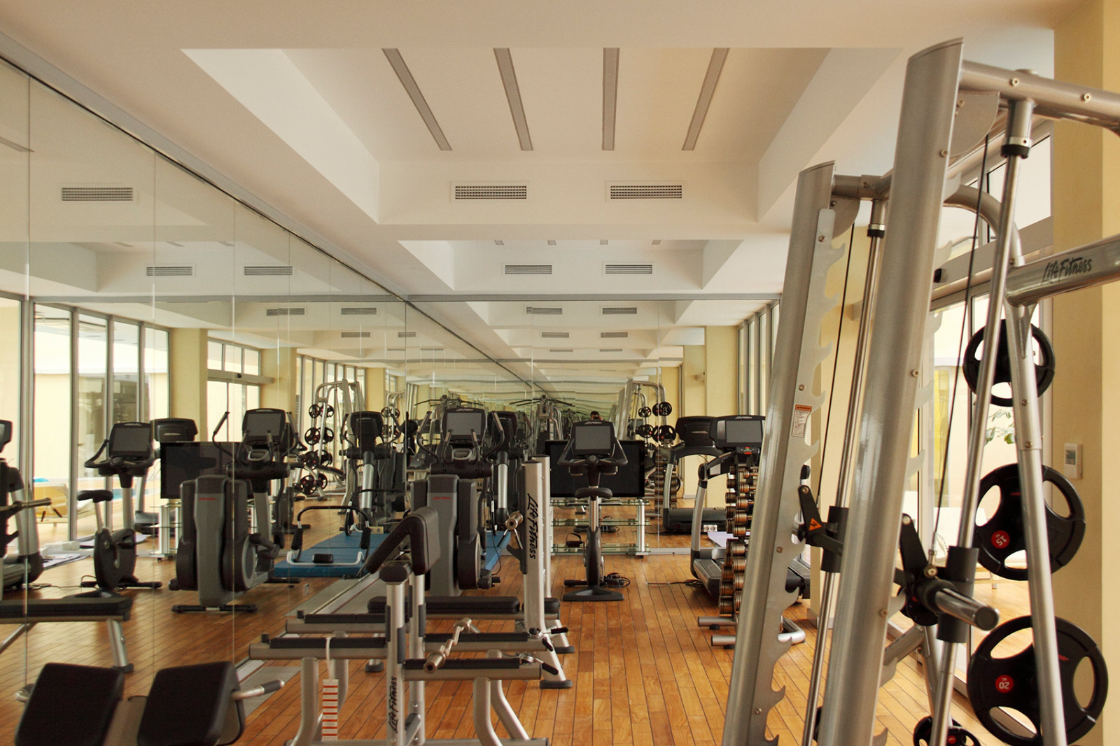 Тренажерный зал. Бассейн. Резиденция Монолит