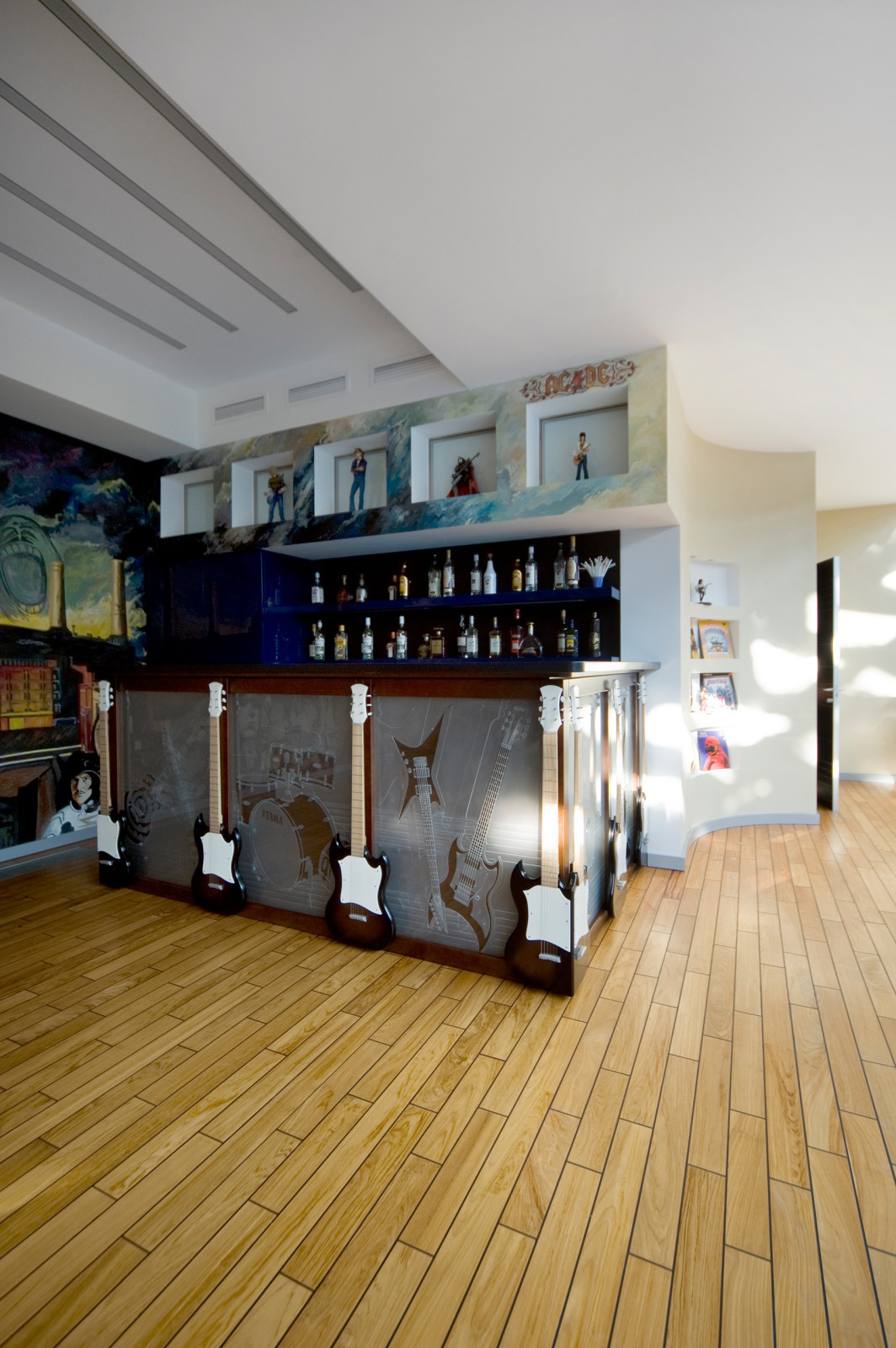 Бар в бассейне. Резиденция Монолит