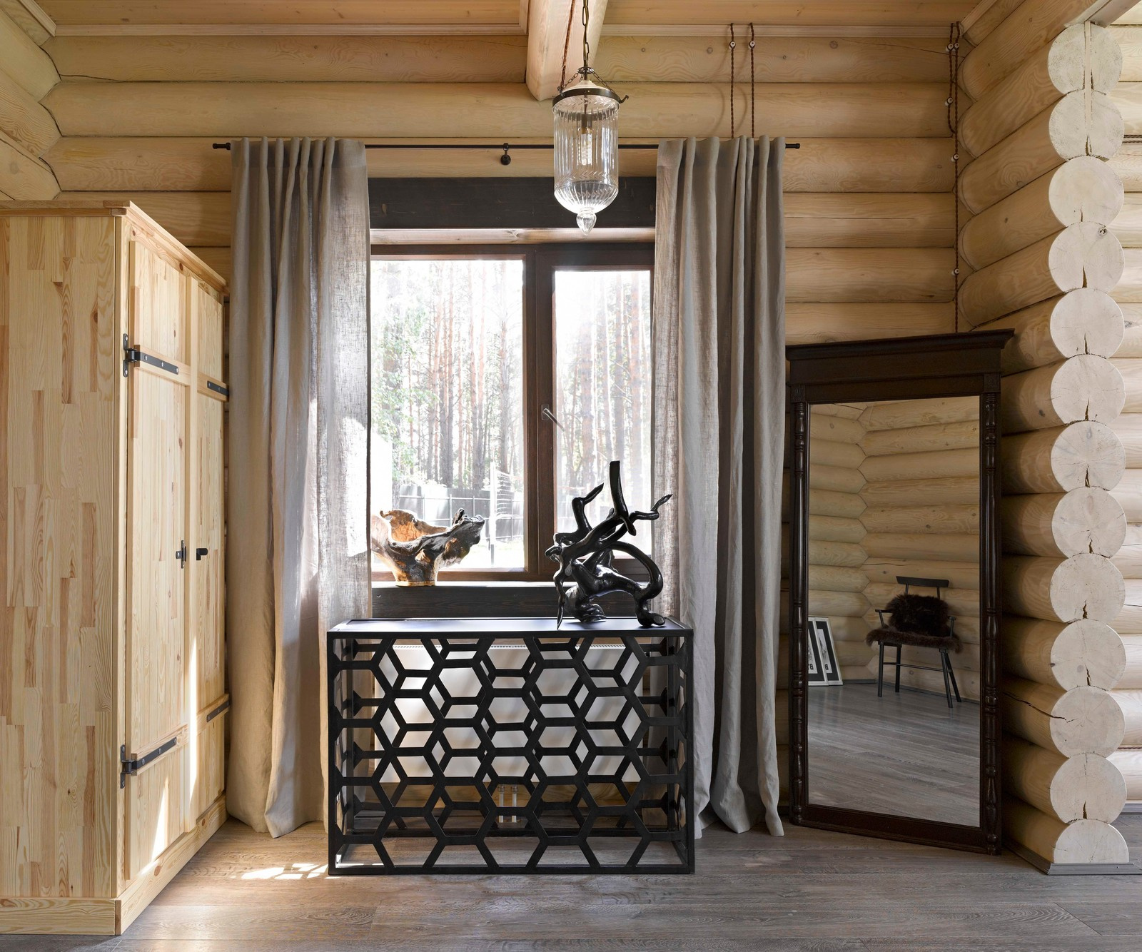 Обложка альбома: Прихожая в деревянном доме