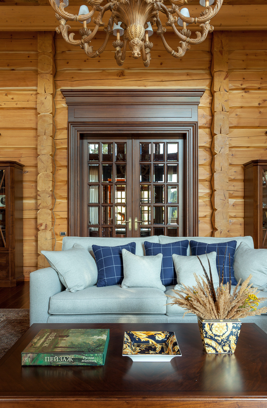 Деревянный дом в классическом стиле