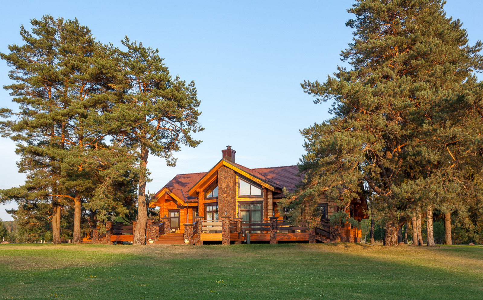 Деревянный дом в классическом стиле