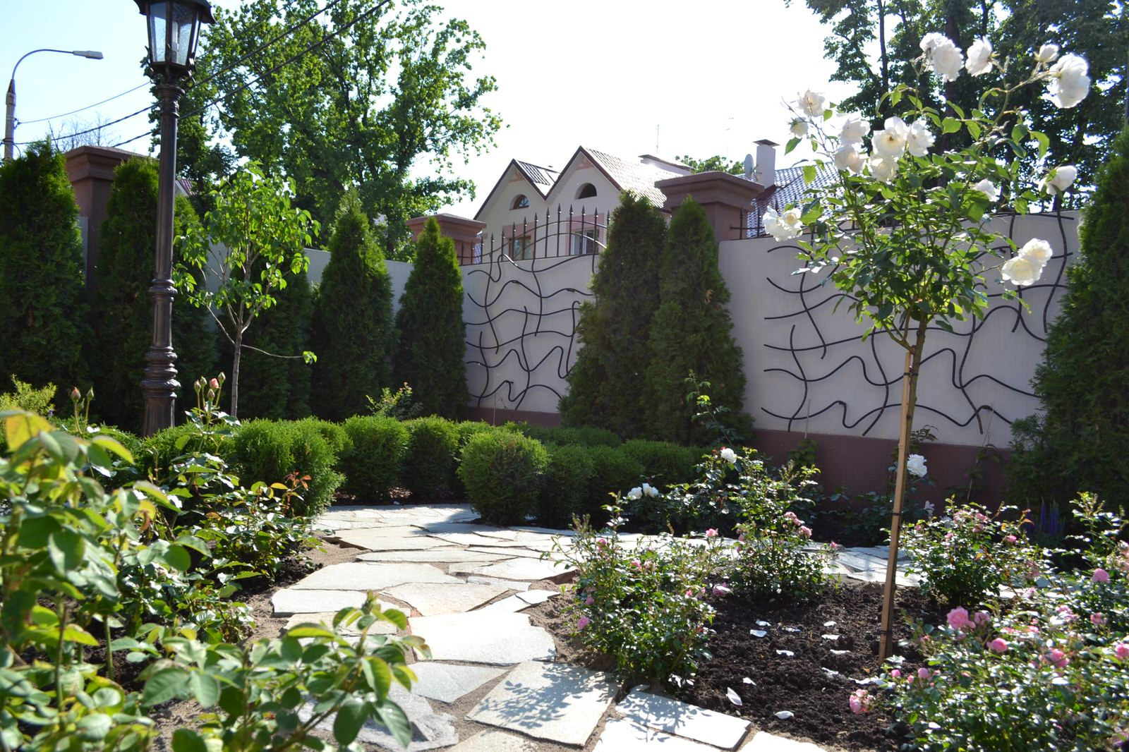 Розарий в частном саду