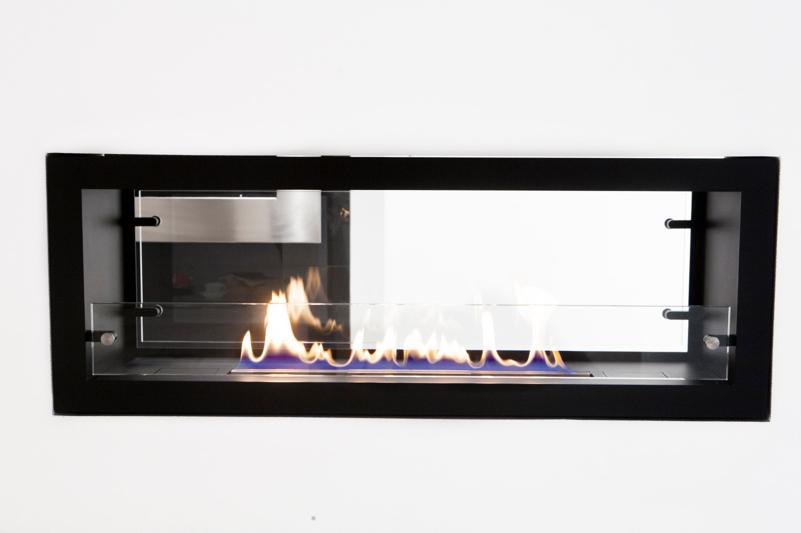 Гостиная.  Сквозной биокамин Decoflame создаст уют сразу в двух пространствах.