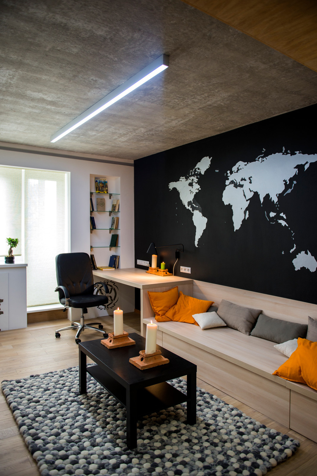 Спальня с бетонным потолком