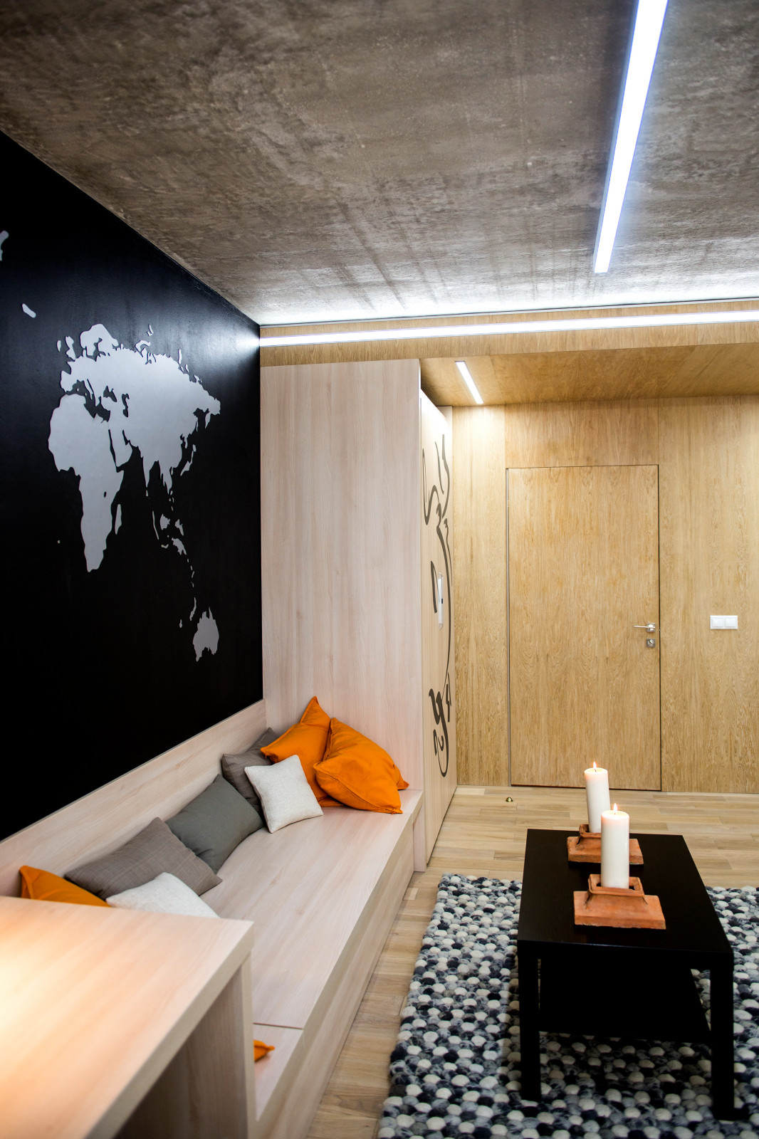 Спальня с бетонным потолком