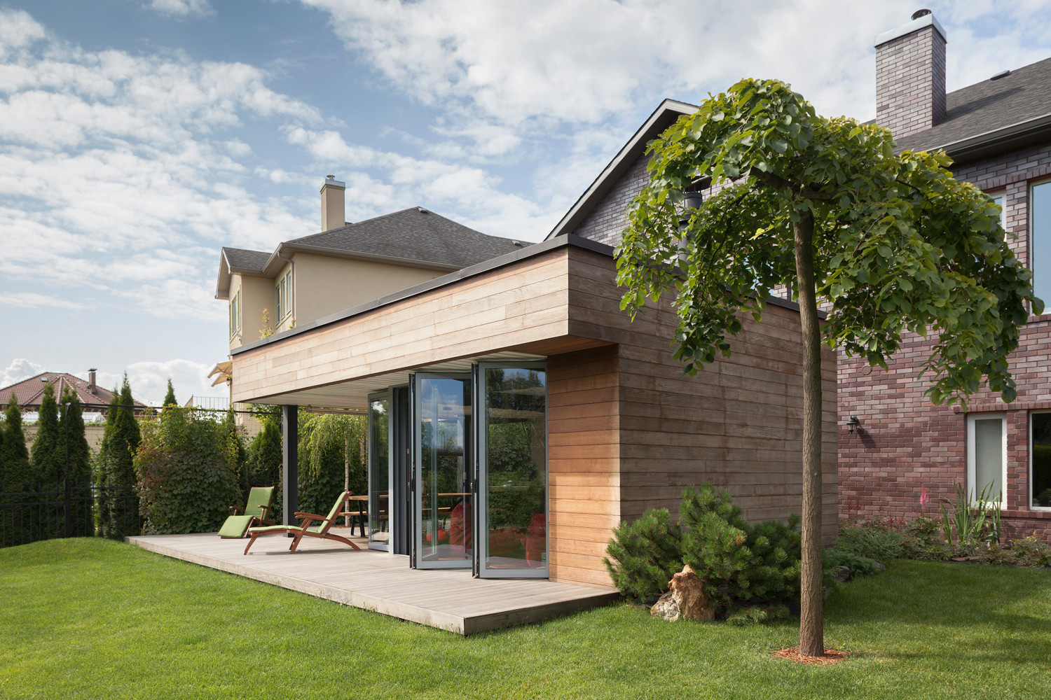 Проект недели: Пристройка для загородного отдыха с огородом на крыше