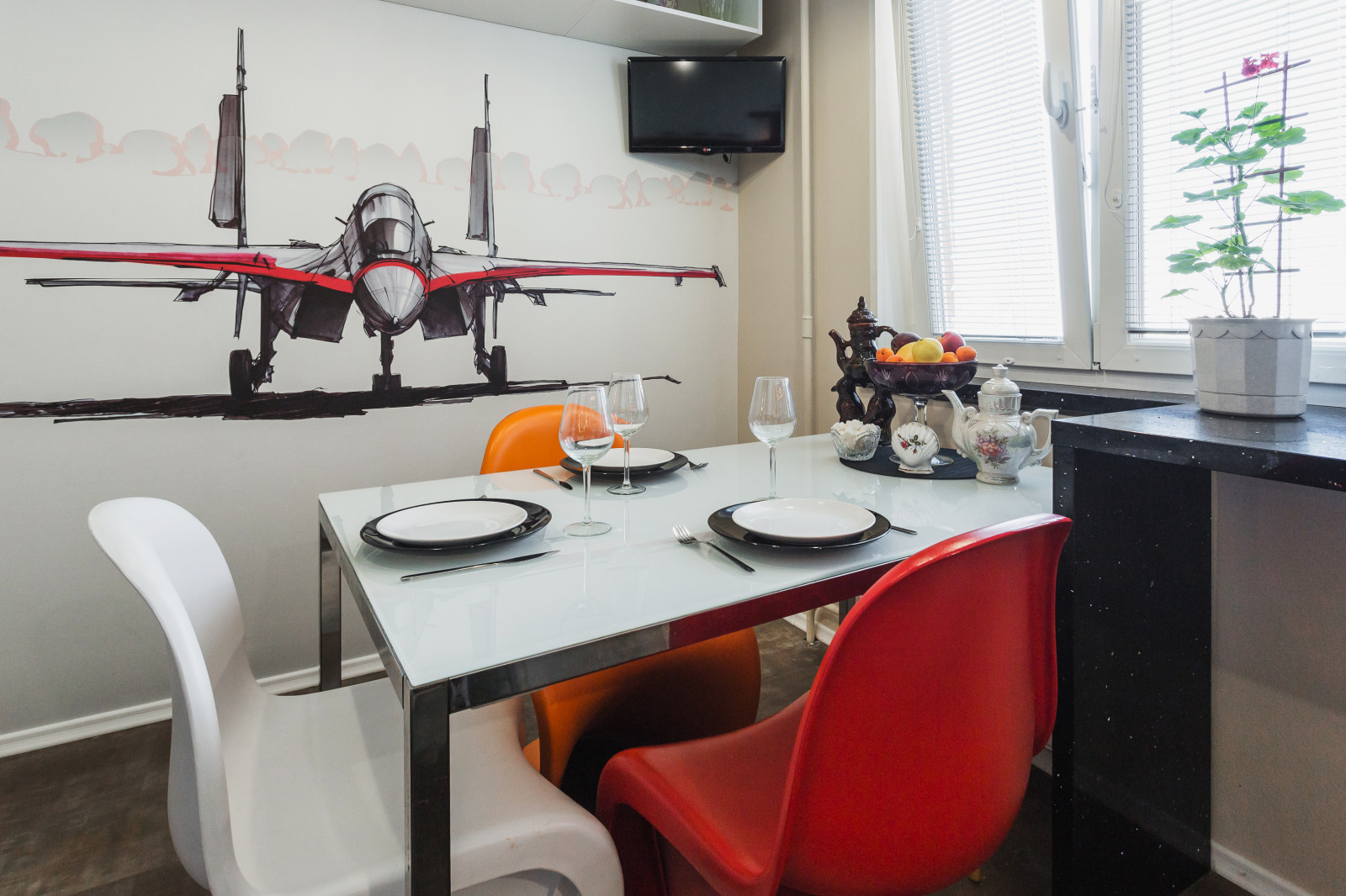 До и после: Самолет и море света на кухне 12 метров для выпускников МАИ