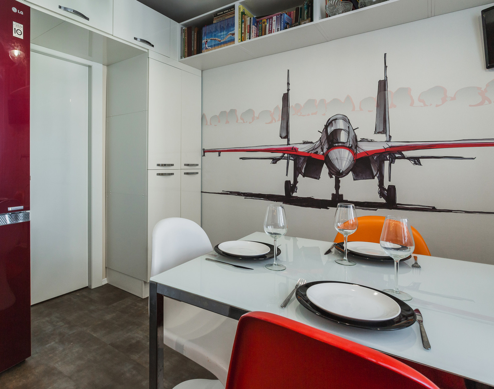 Обложка статьи: До и после: Самолет и море света на кухне 12 метров для выпускников МАИ