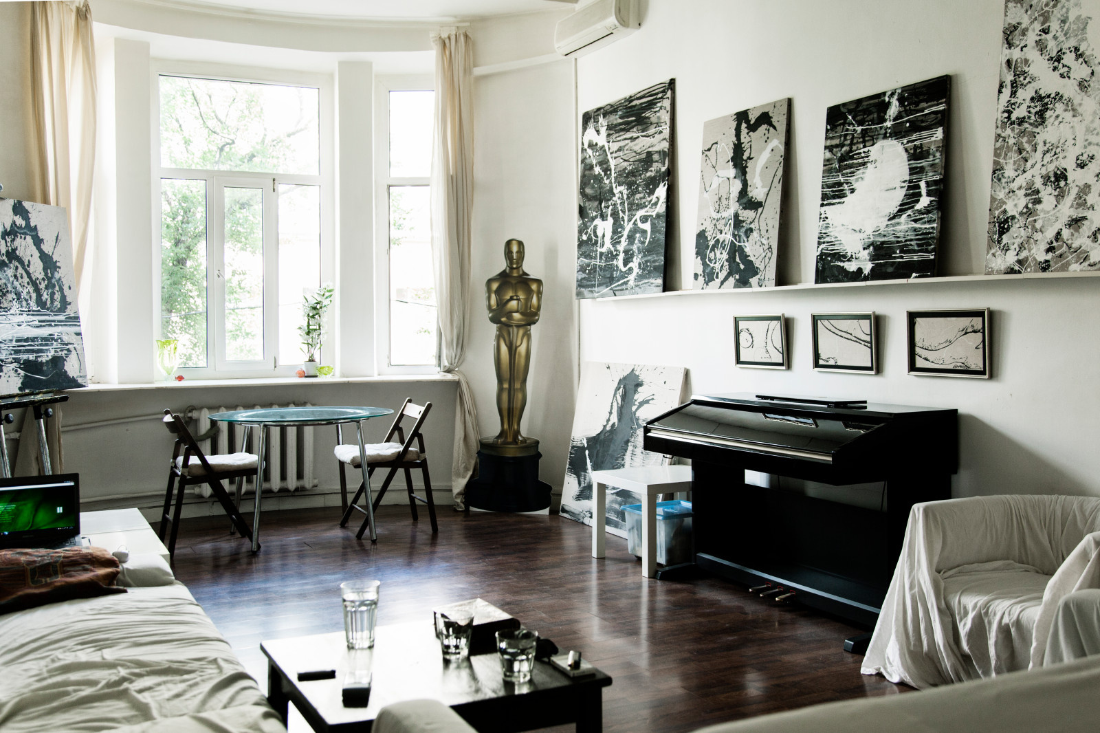 В гостях: Студия художника с эркером, картинной галереей и Анджелиной