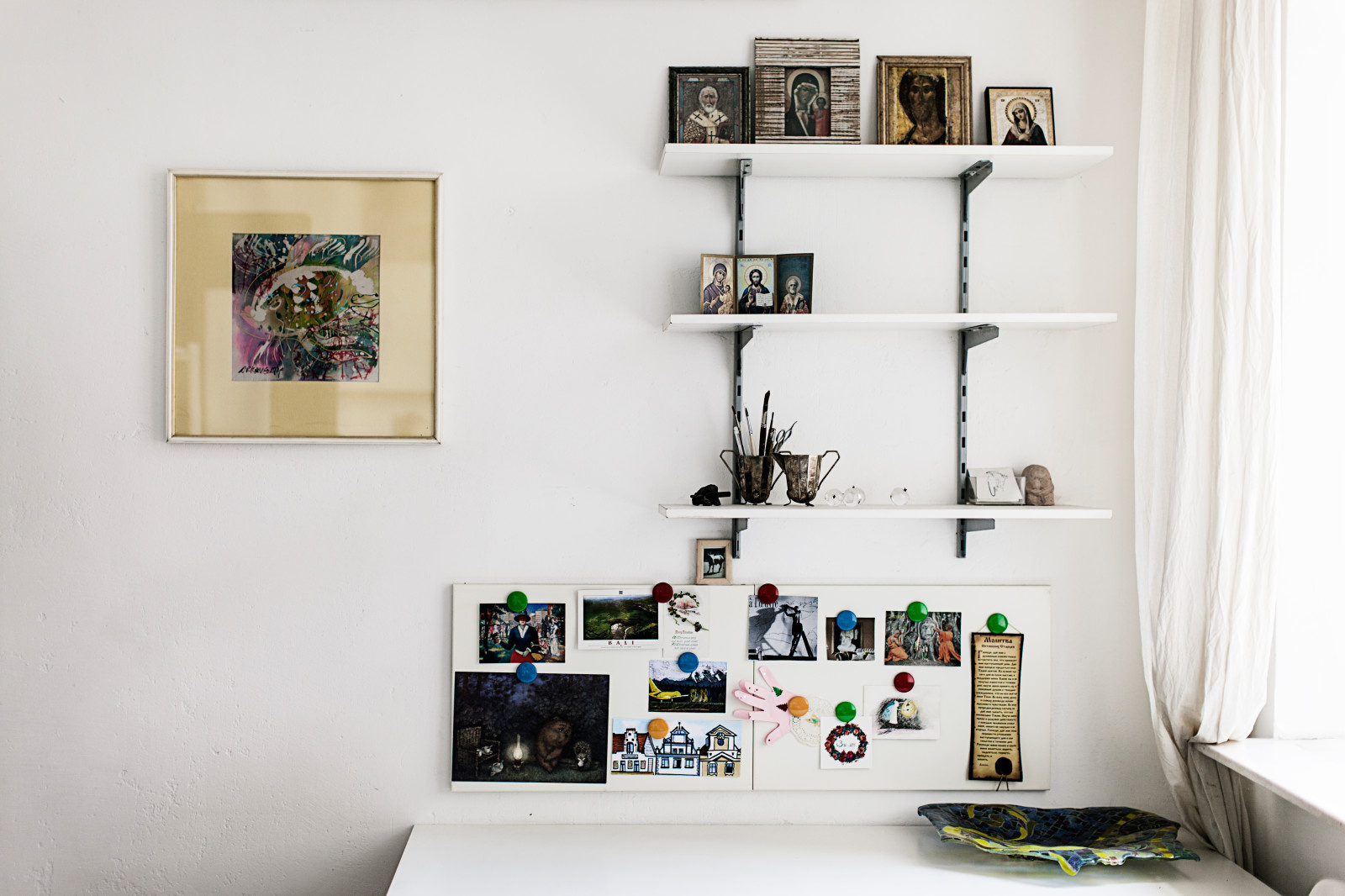 В гостях: Студия художника с эркером, картинной галереей и Анджелиной