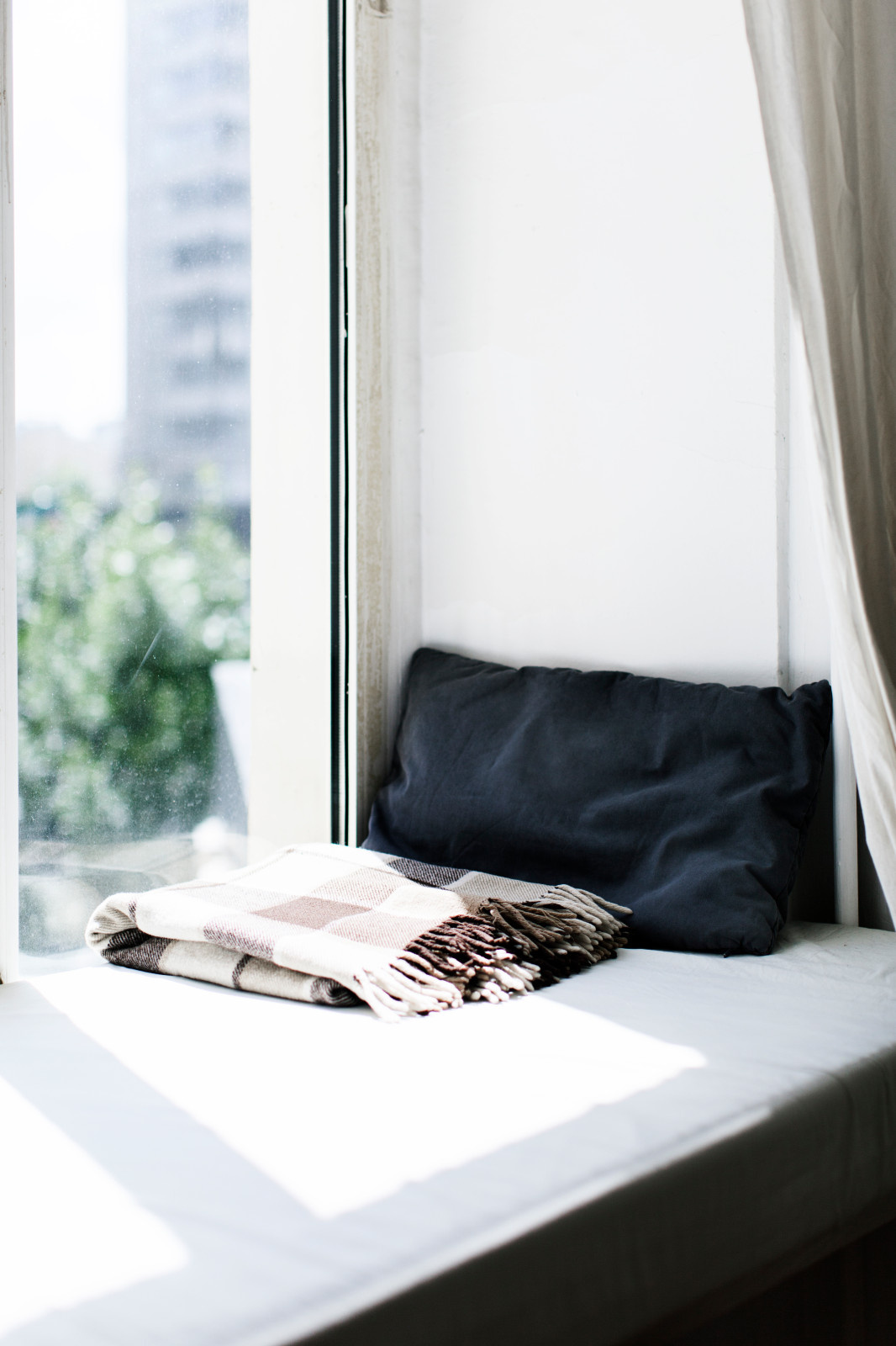 В гостях: Студия художника с эркером, картинной галереей и Анджелиной